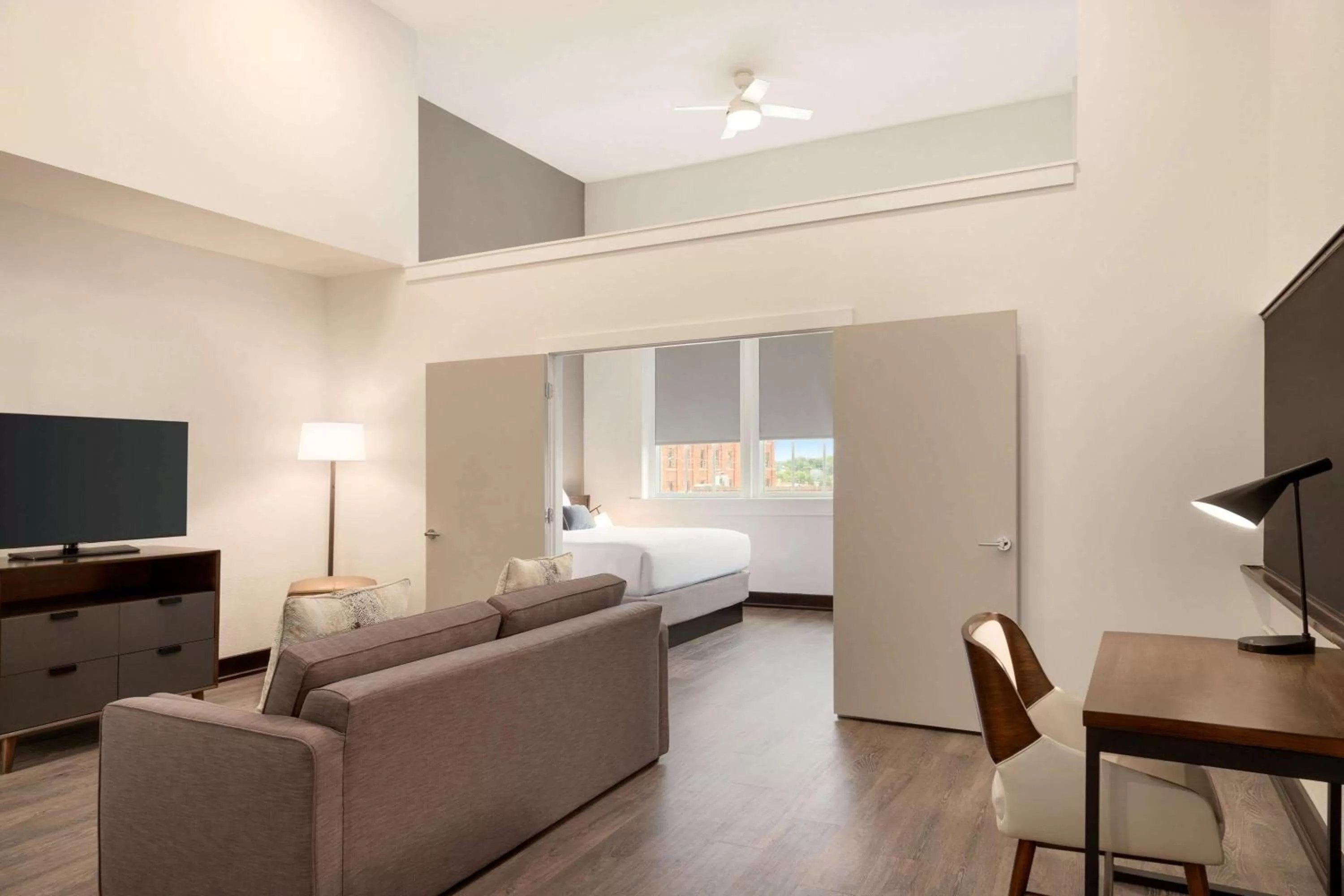 Living room, Bed in Leavenworth Local Hotel