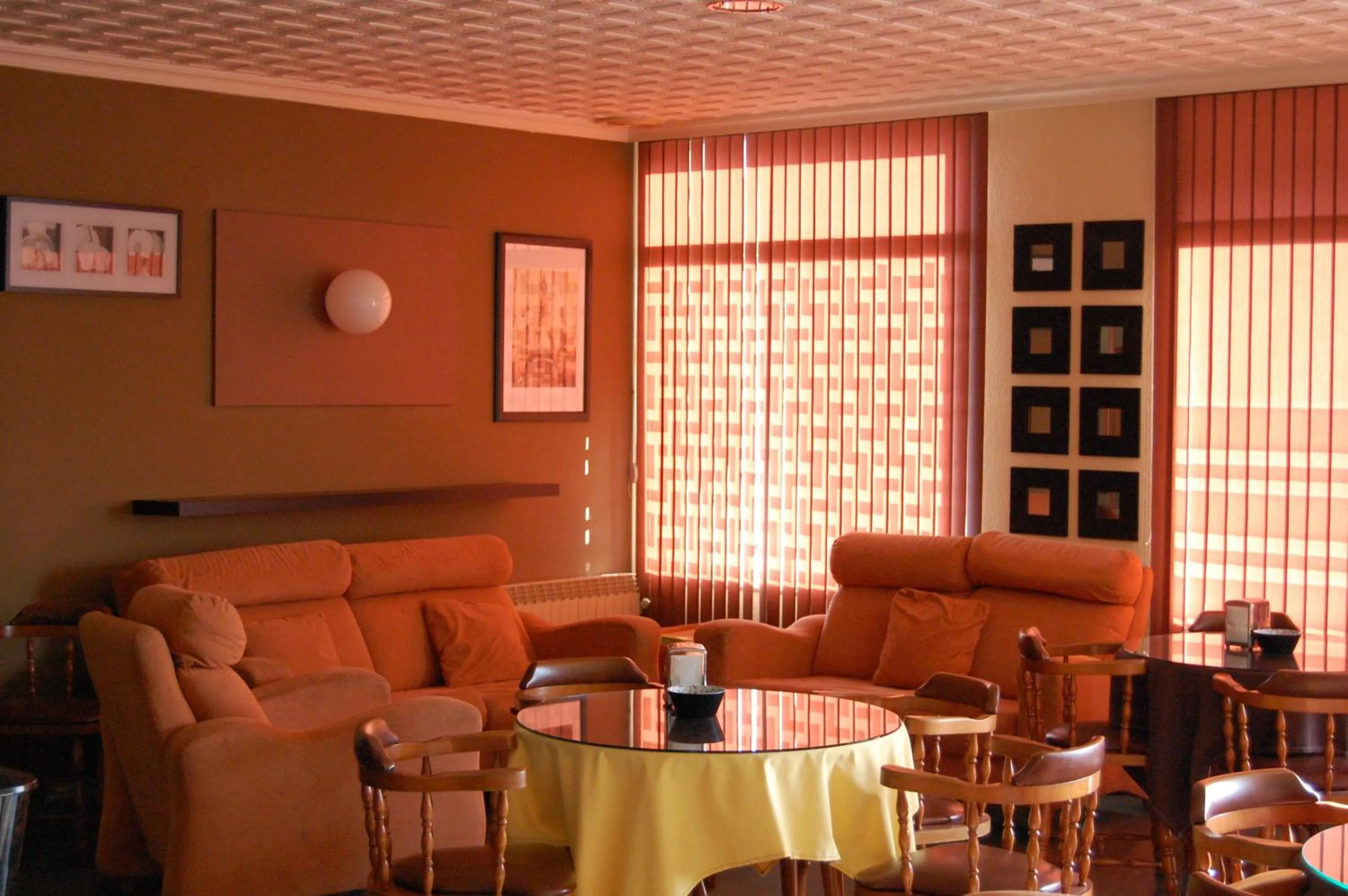 Restaurant/places to eat in Hotel París