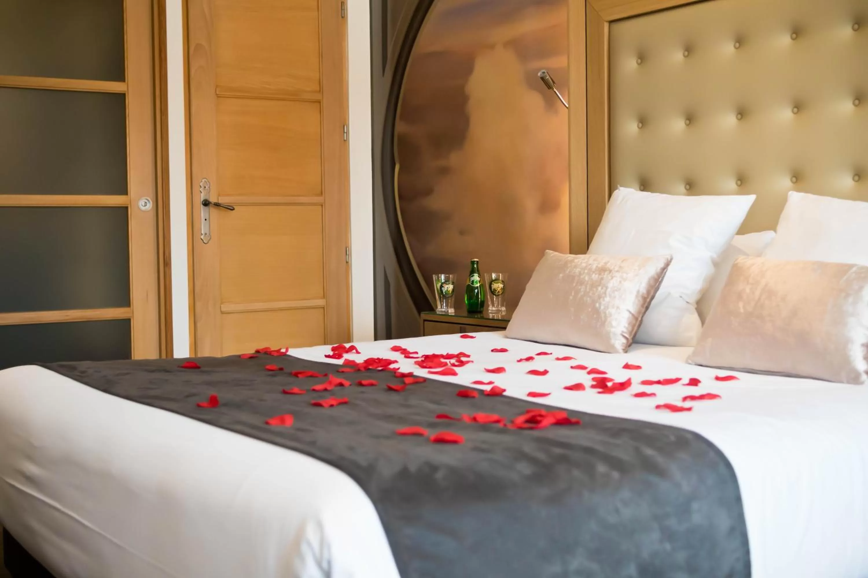 Bedroom, Bed in Hotel et Spa Le Lion d'Or