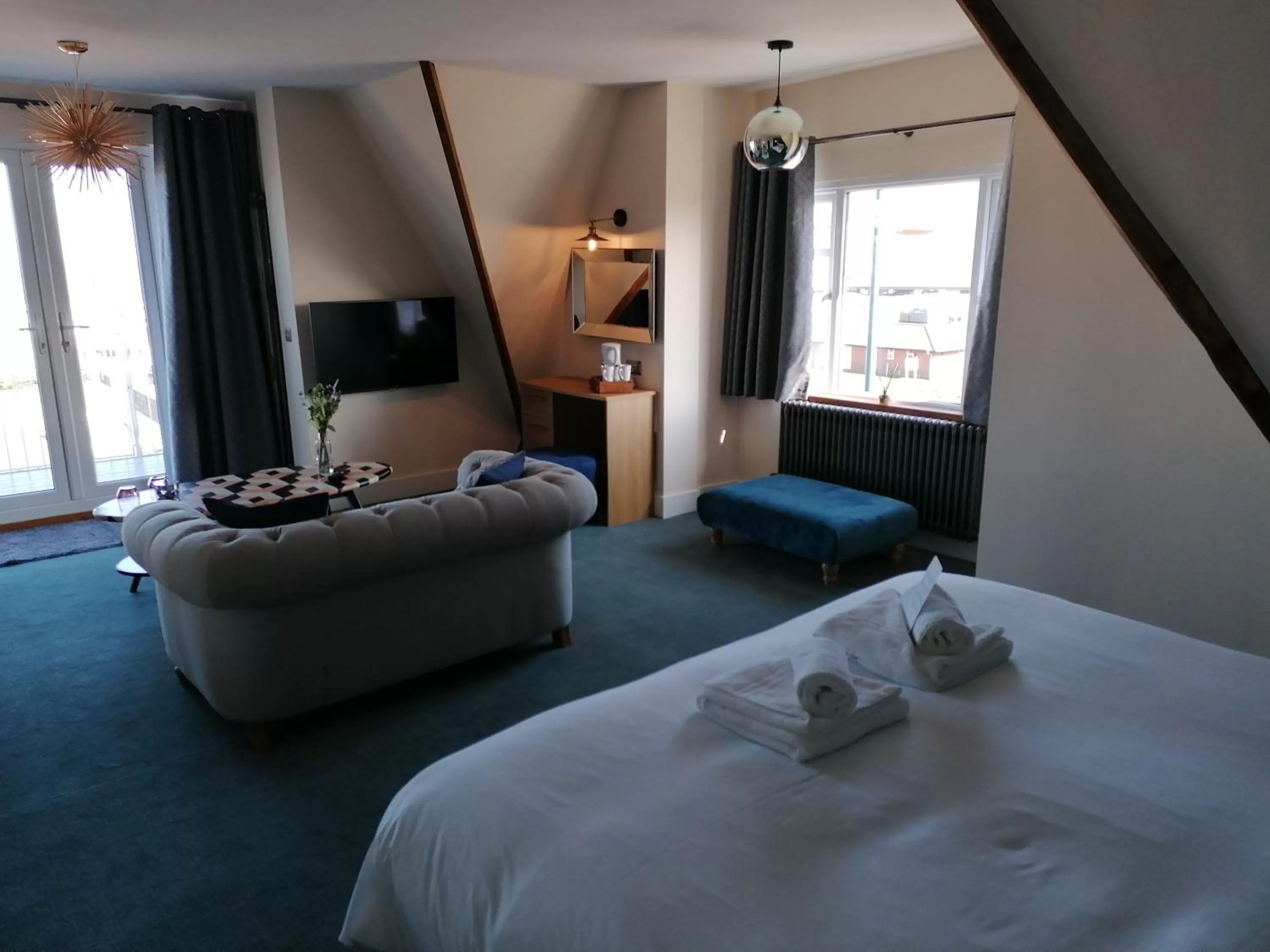 Seating area, Bed in Marine Lodge