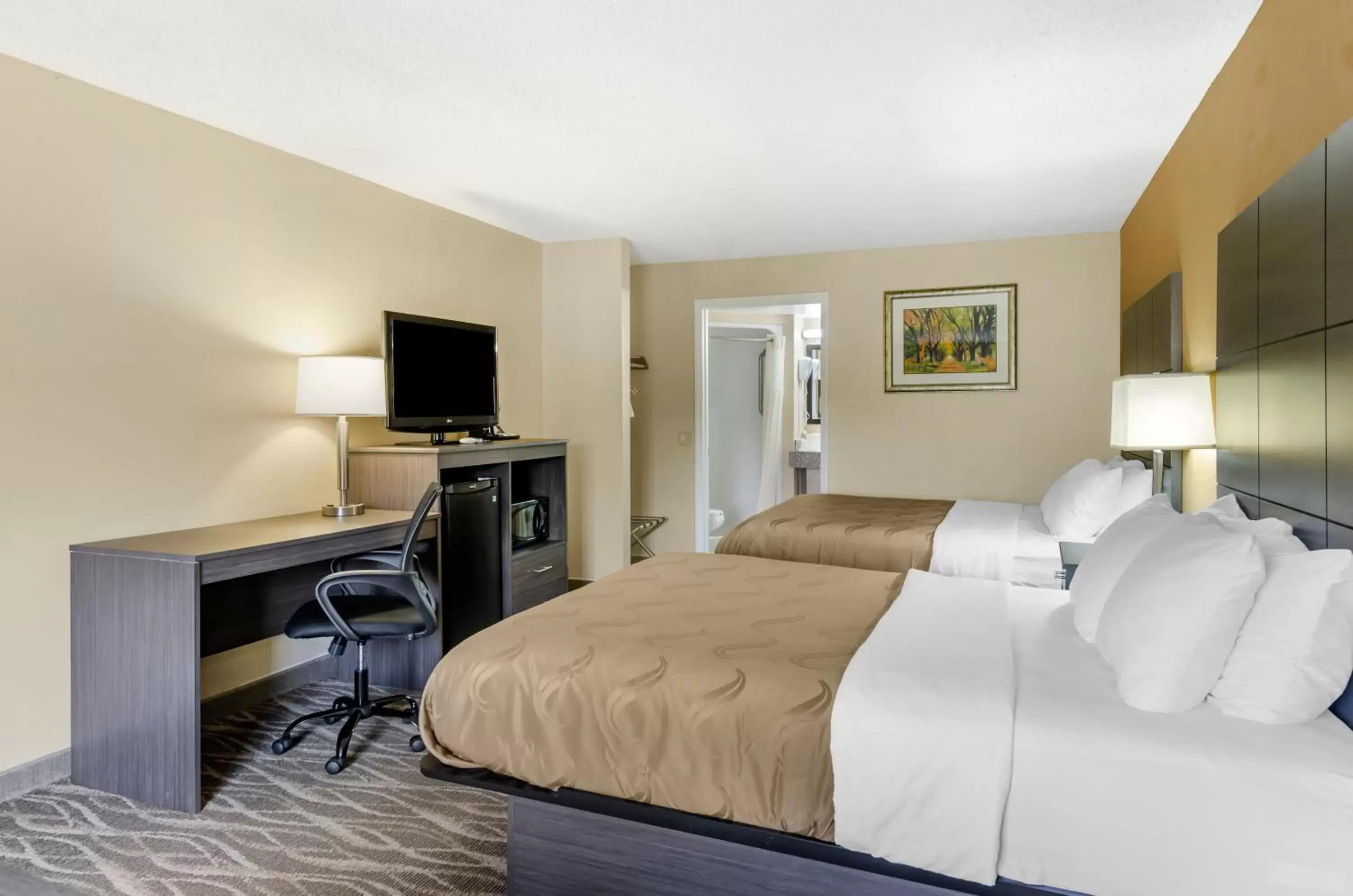 Standard Queen Room and Whirlpool - Non-Smoking in Quality Inn Hillsville Standard Queen Room and Whirlpool - Non-Smoking in Quality Inn Hillsville