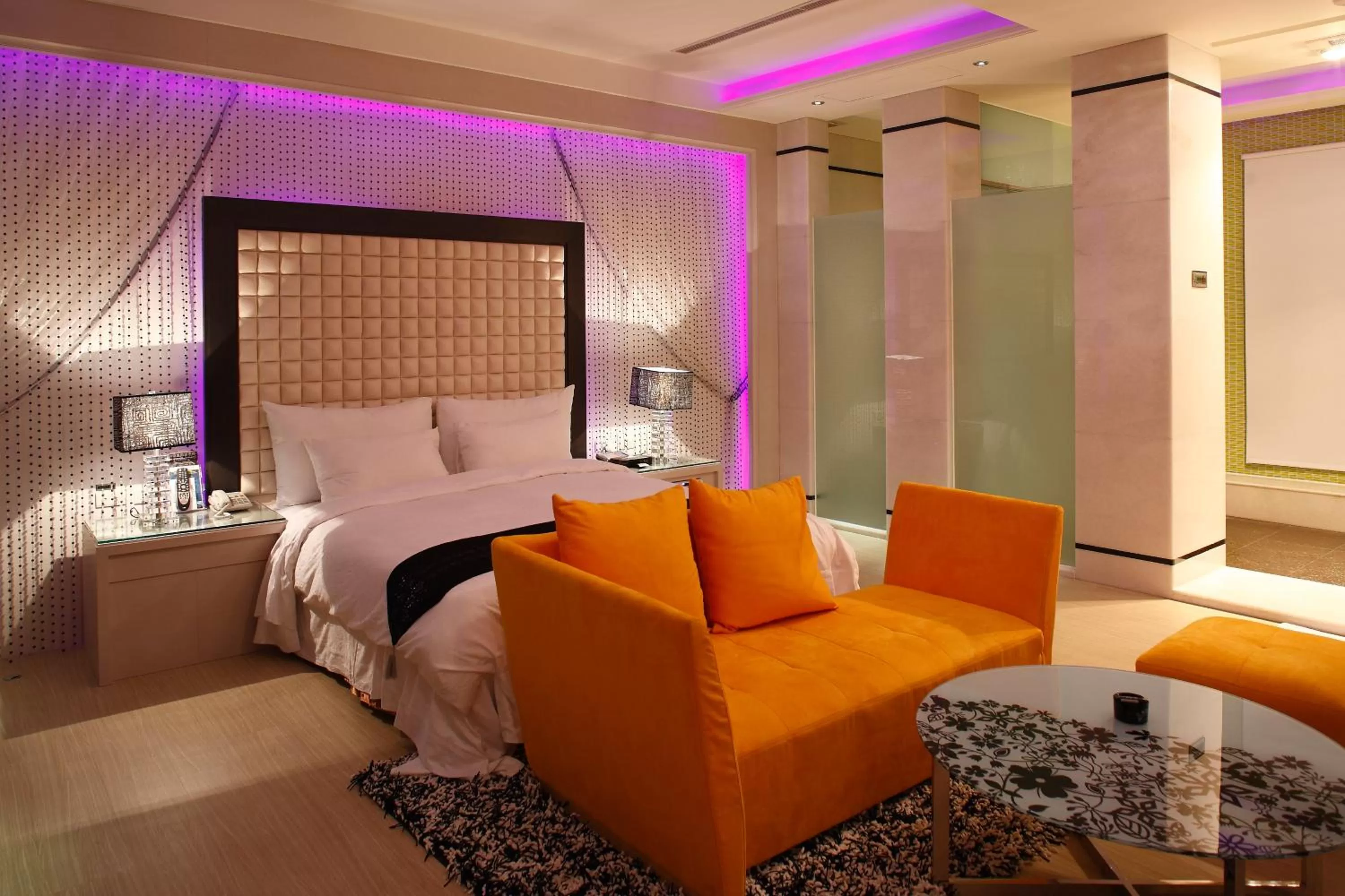 Photo of the whole room, Bed in Dryad Motel