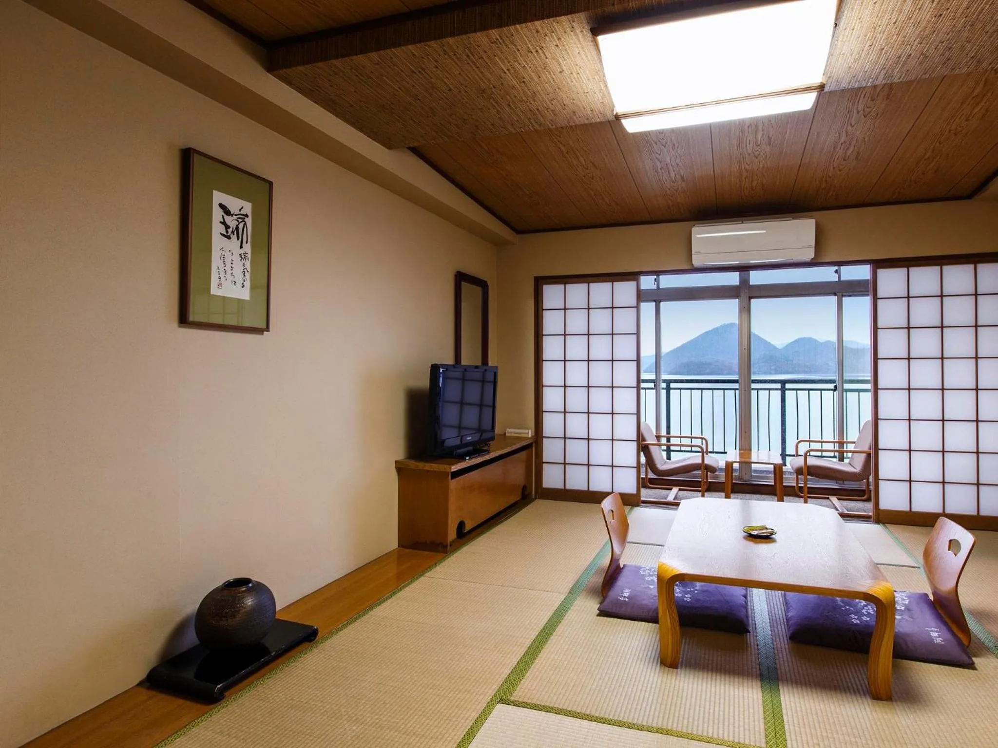 Photo of the whole room, Bed in Toya Kohan Tei
