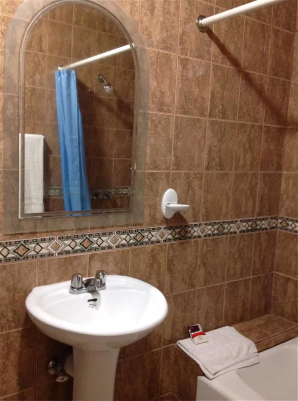 Bathroom in Walls Motel Long Beach