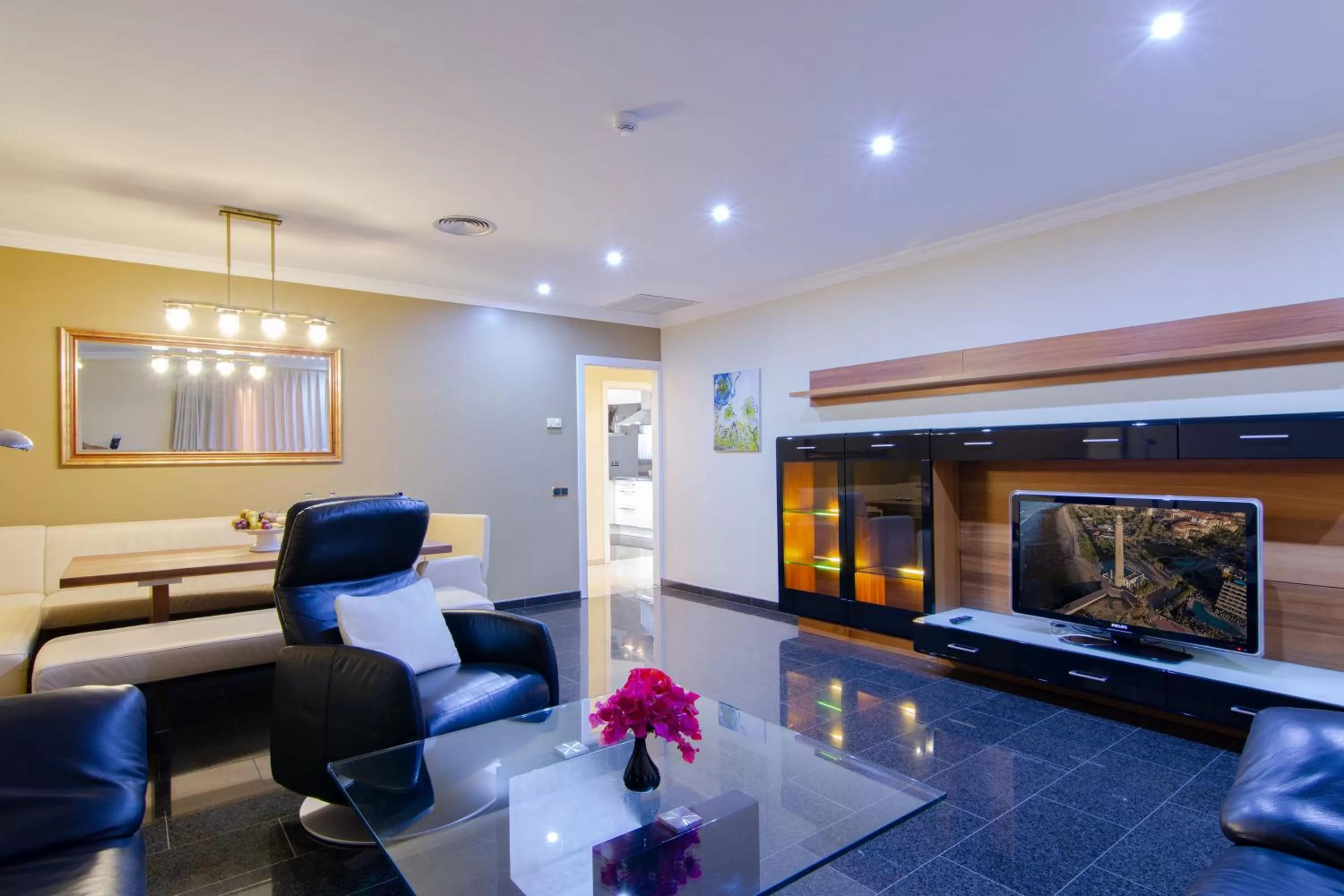 TV and multimedia in Casa León Royal Retreat