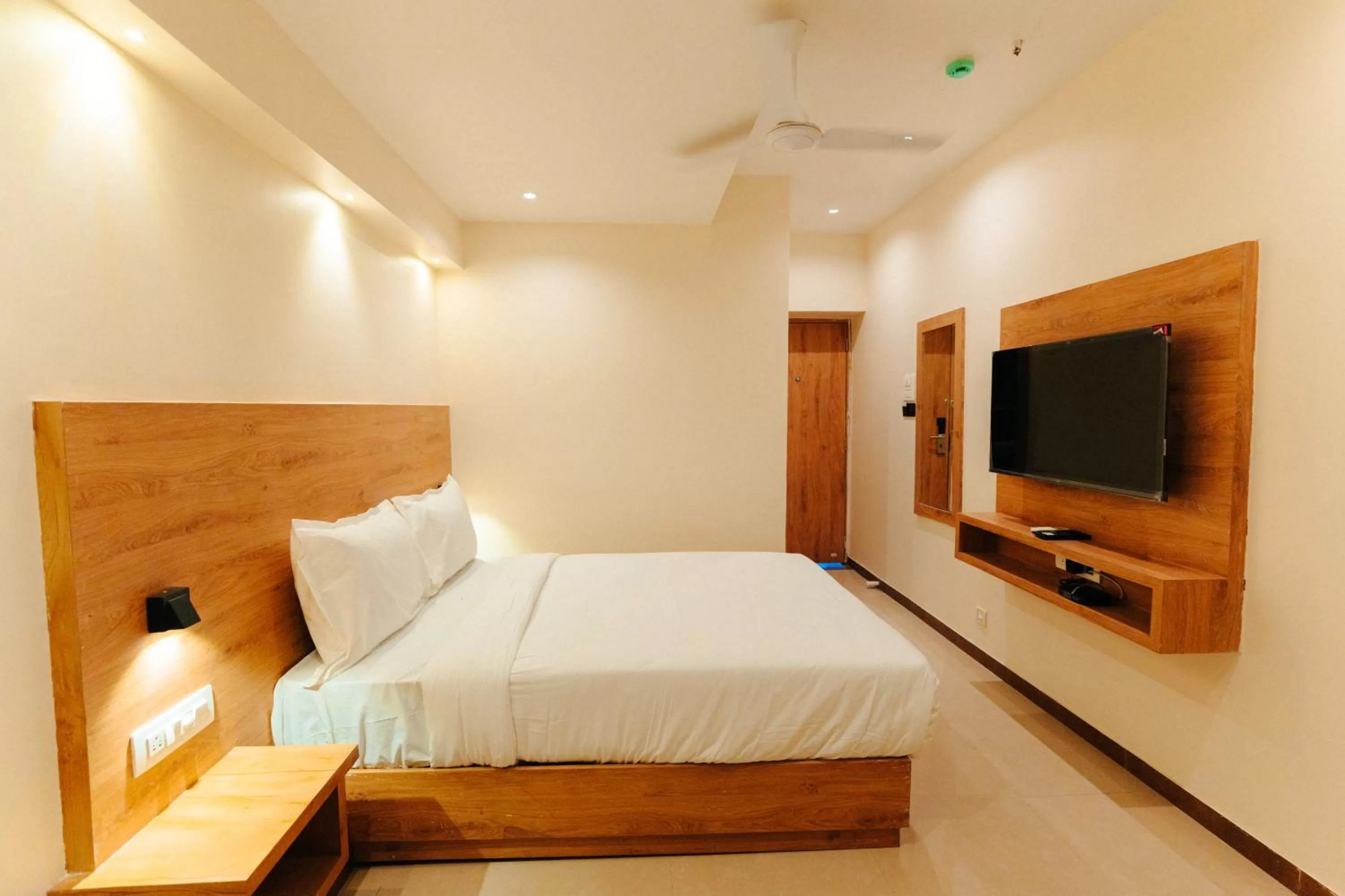 Bedroom, Bed in Arnna Hotel- Goregaon East
