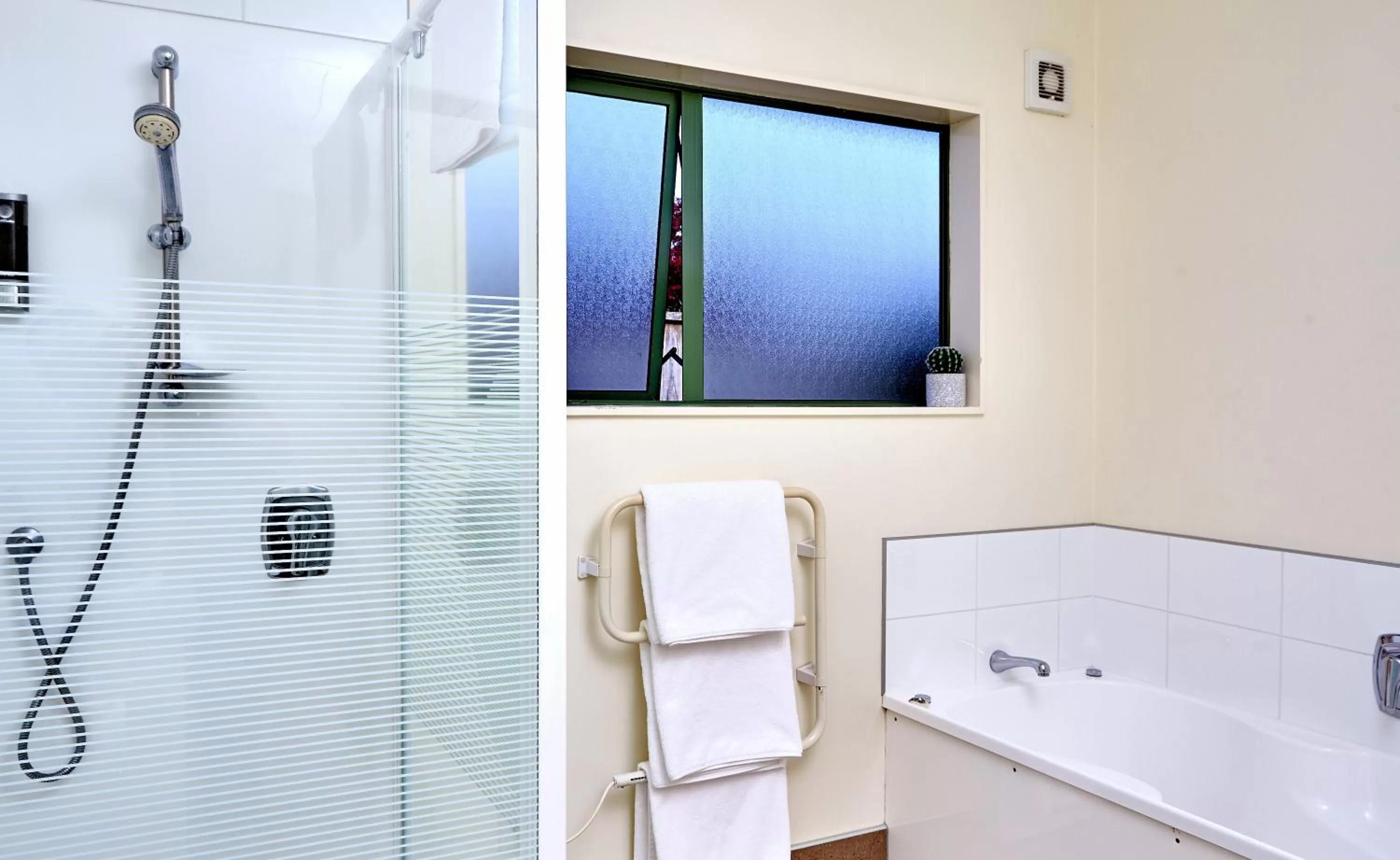 Bathroom in Barringtons Motor Lodge