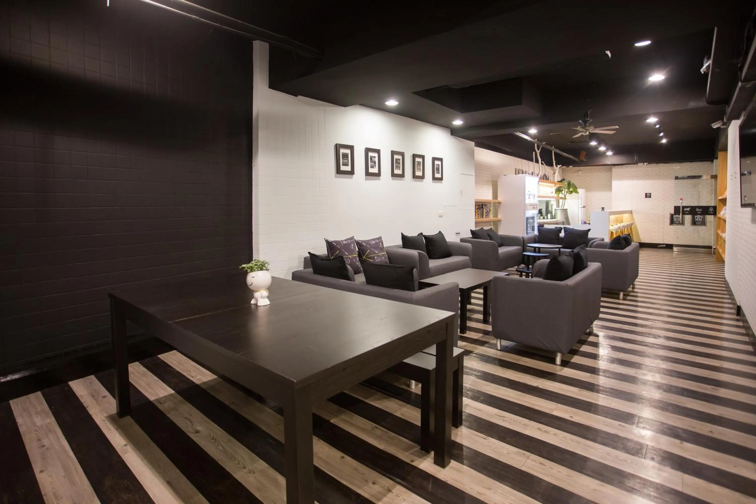 Communal lounge/ TV room in Fun Inn Taipei Hostel