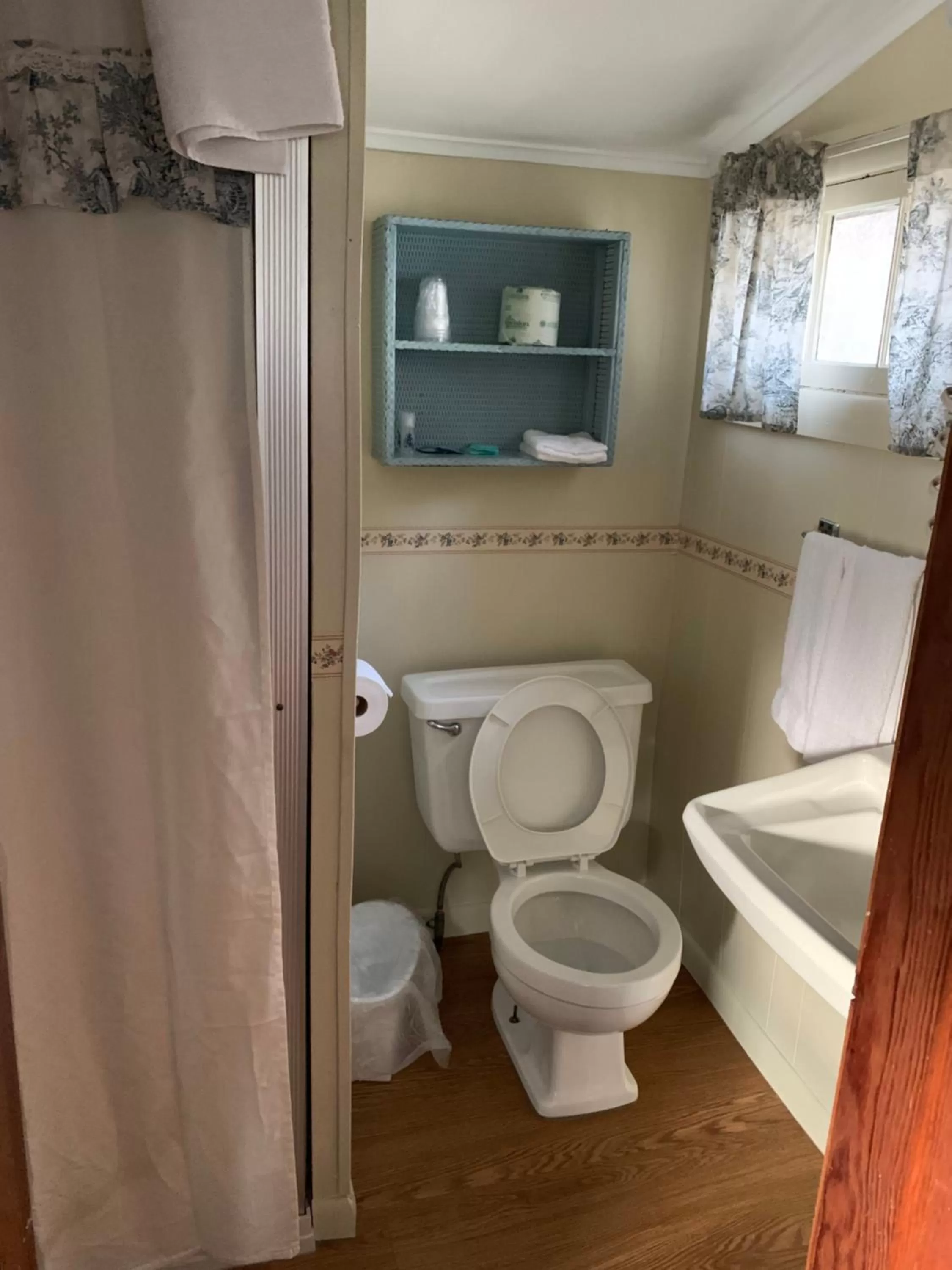 carrollmotel and cottages