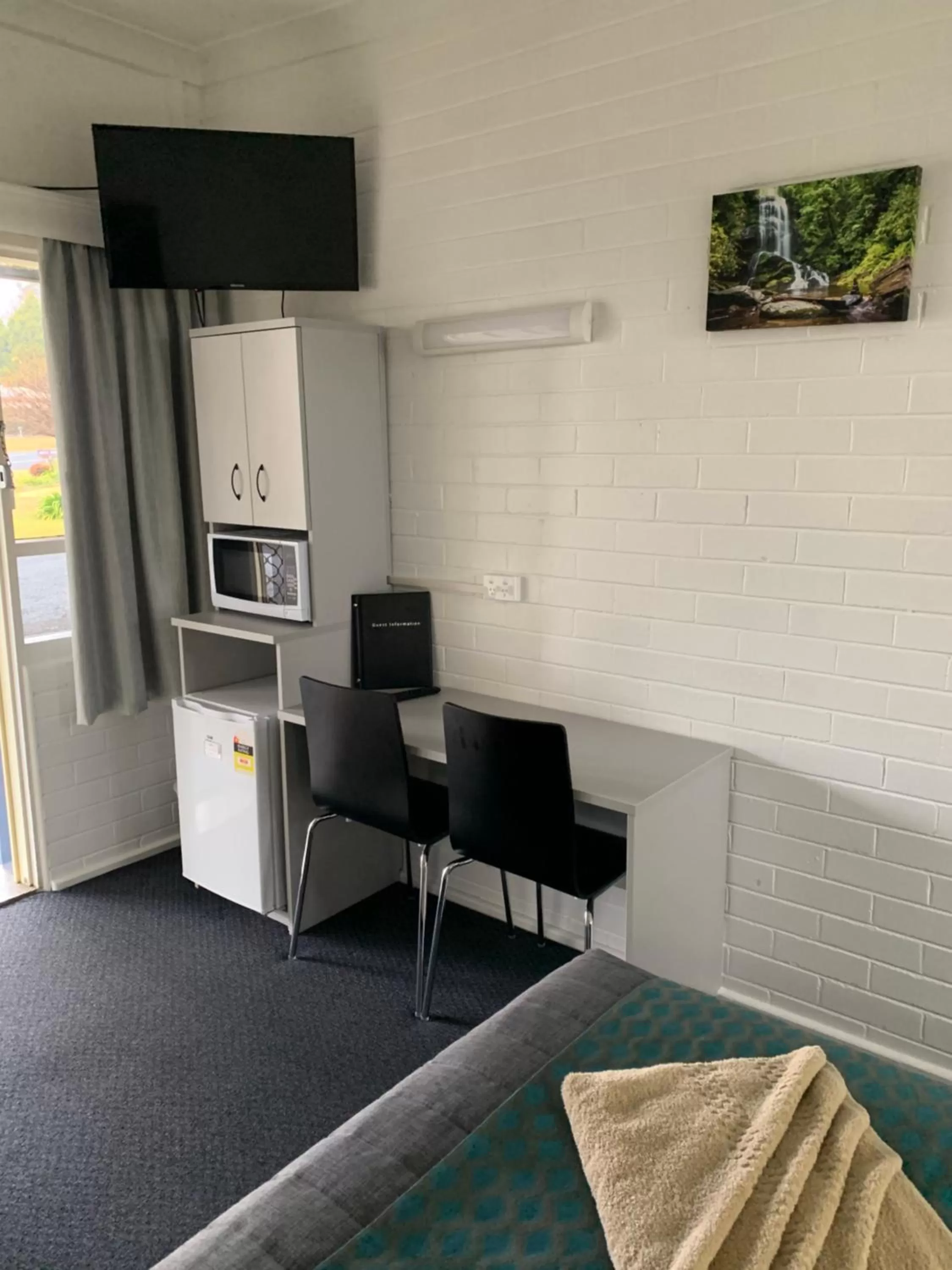 Kitchen or kitchenette in Glen Innes Motel