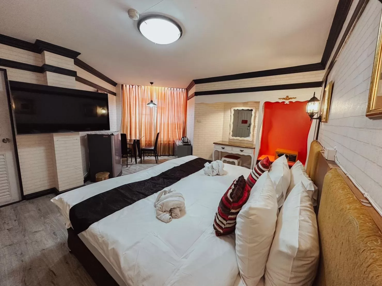 Photo of the whole room, Bed in Hotel De Khuvieng