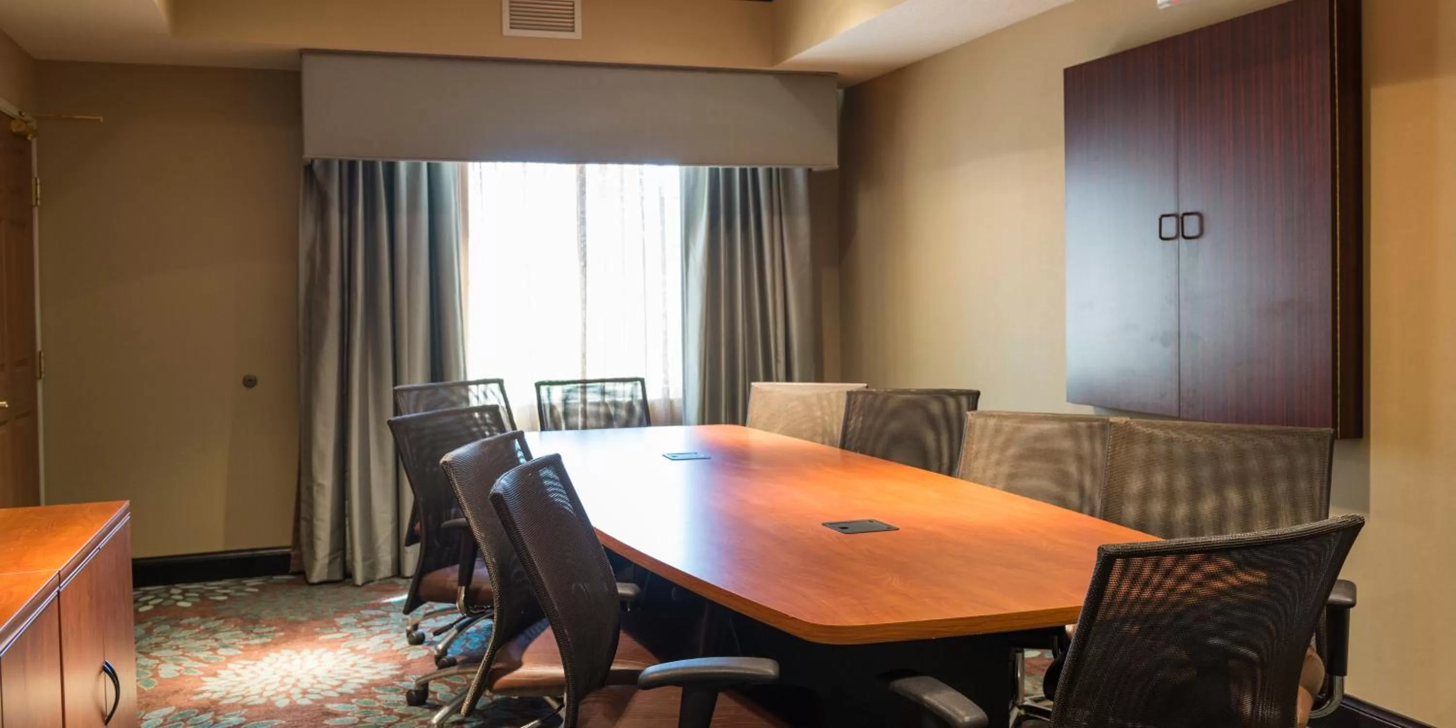 Meeting/conference room in Staybridge Suites Fargo by IHG