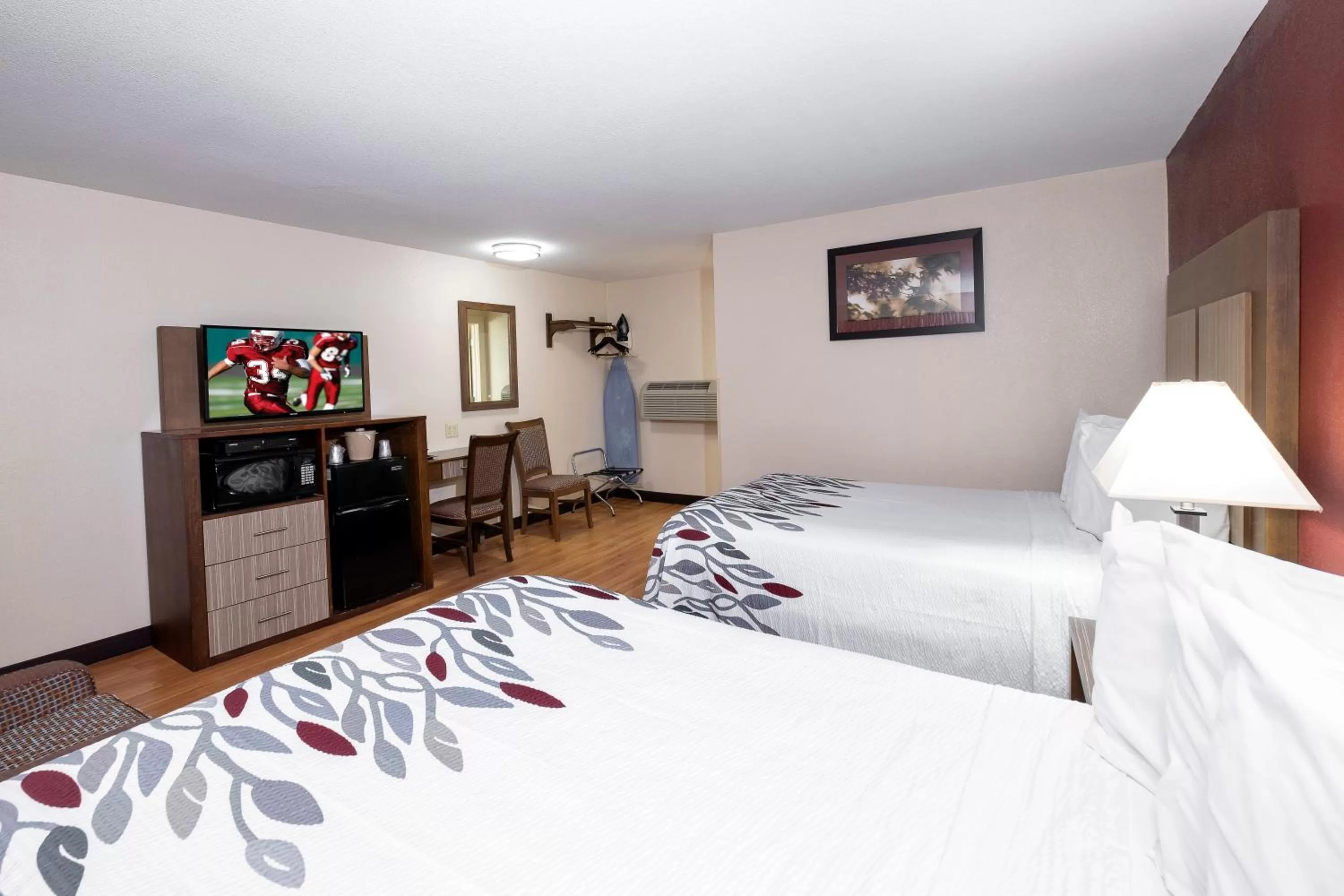 Photo of the whole room, Bed in Red Roof Inn Neptune - Jersey Shore