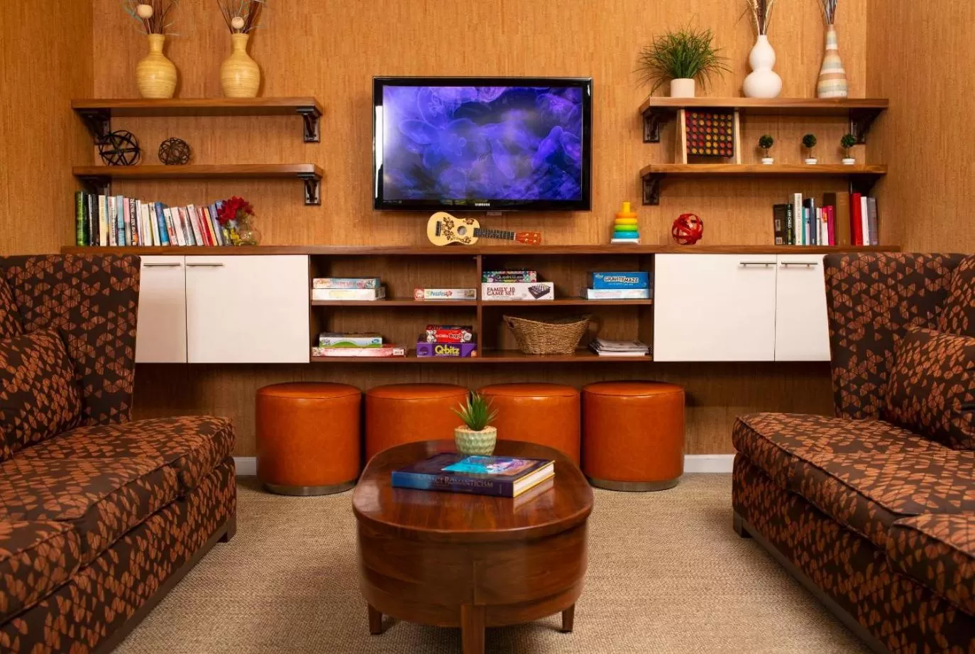Communal lounge/ TV room in Coconut Waikiki Hotel