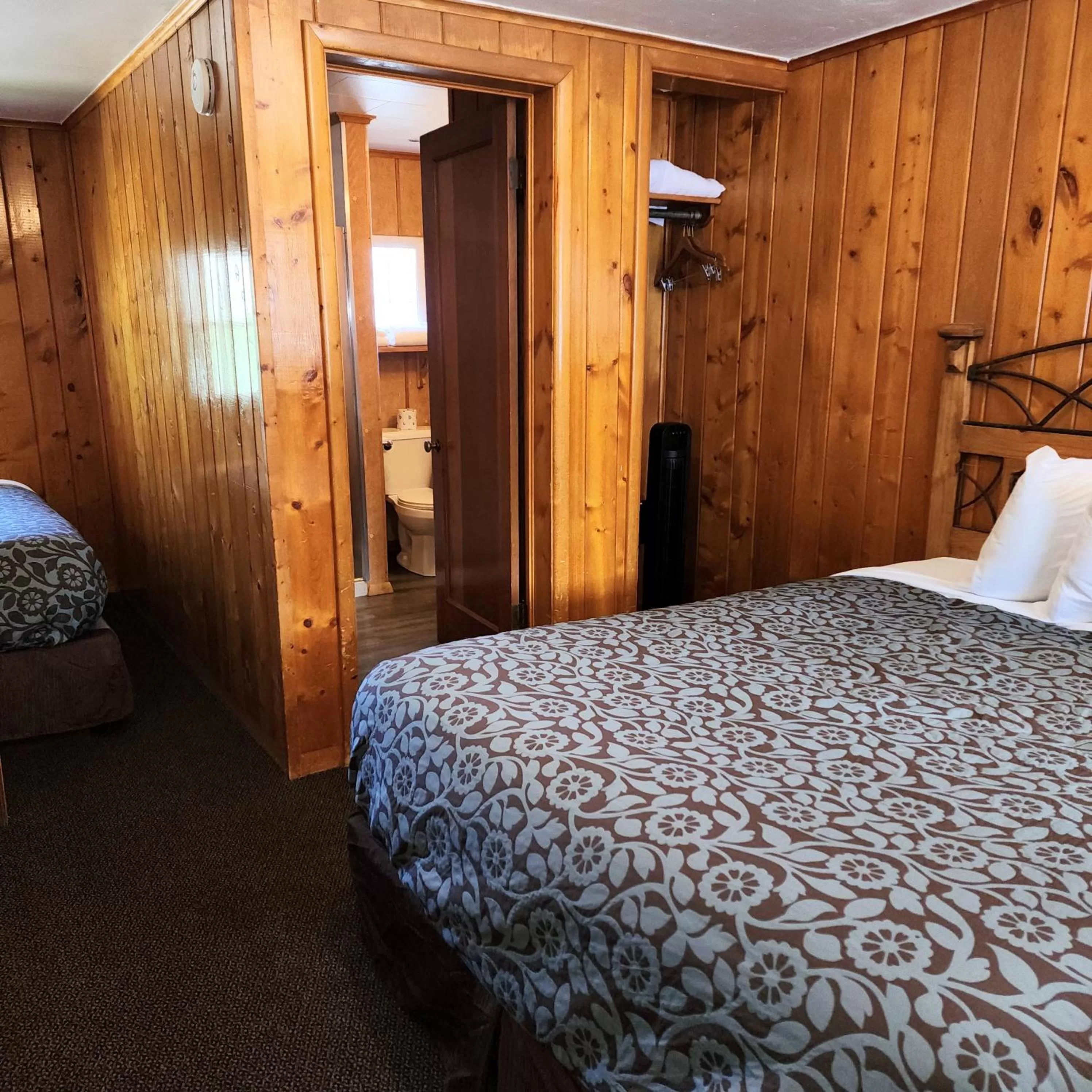 Bedroom, Bed in Canyon Motel near Rocky Mountain National Park