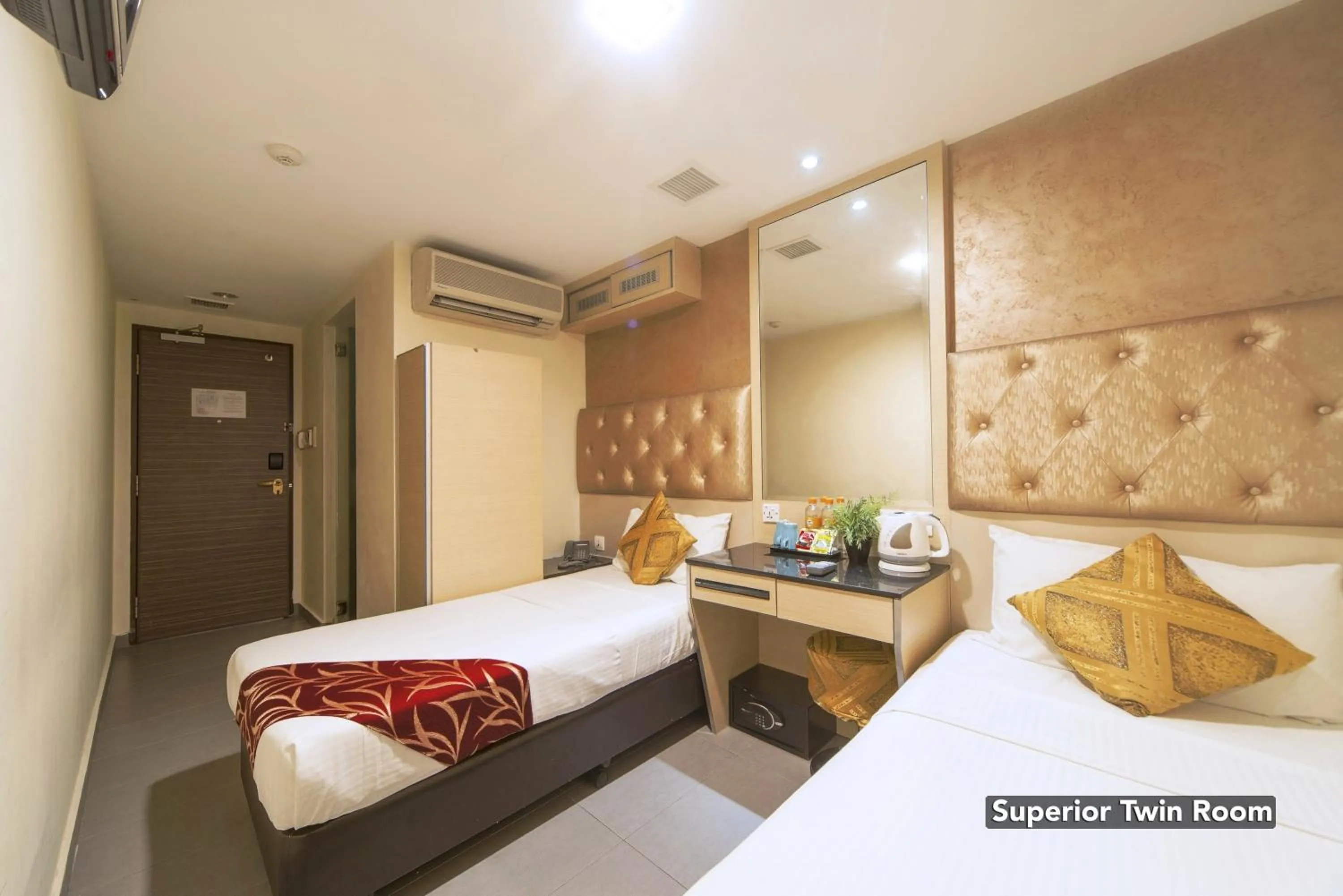 TV and multimedia, Bed in Sandpiper Hotel Singapore