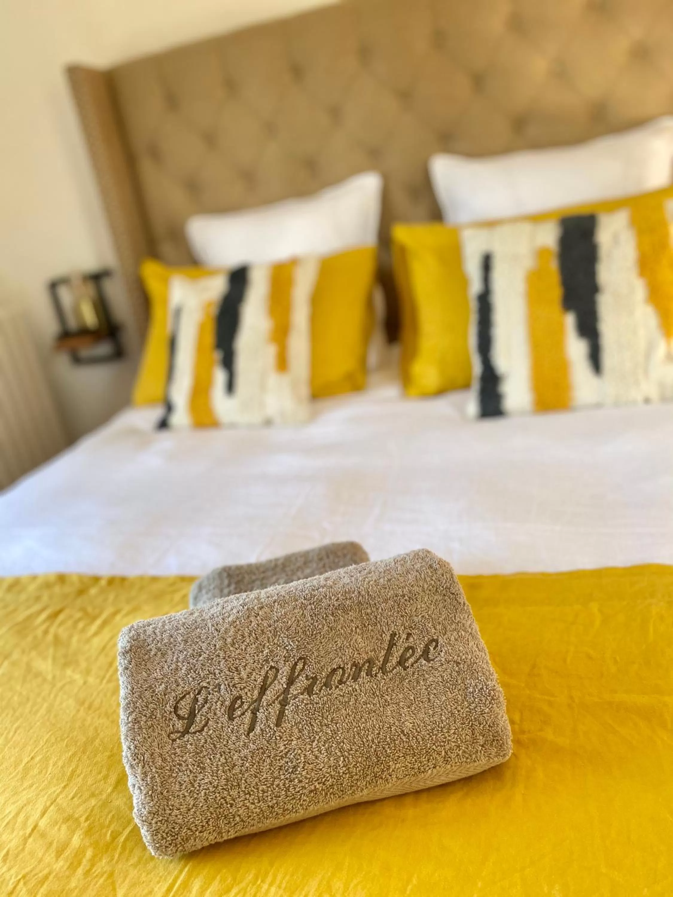 Bedroom, Bed in L'Effrontée