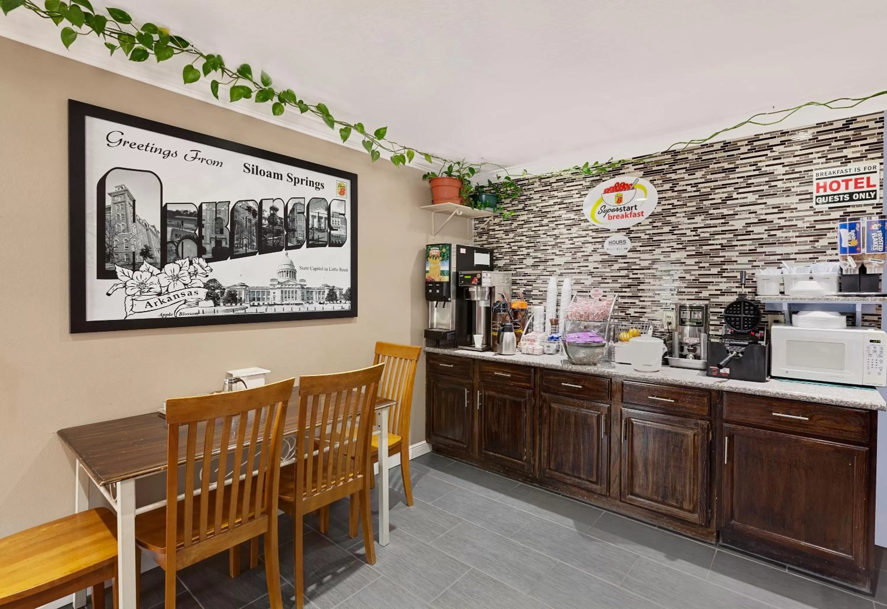 Dining area in Super 8 by Wyndham Siloam Springs