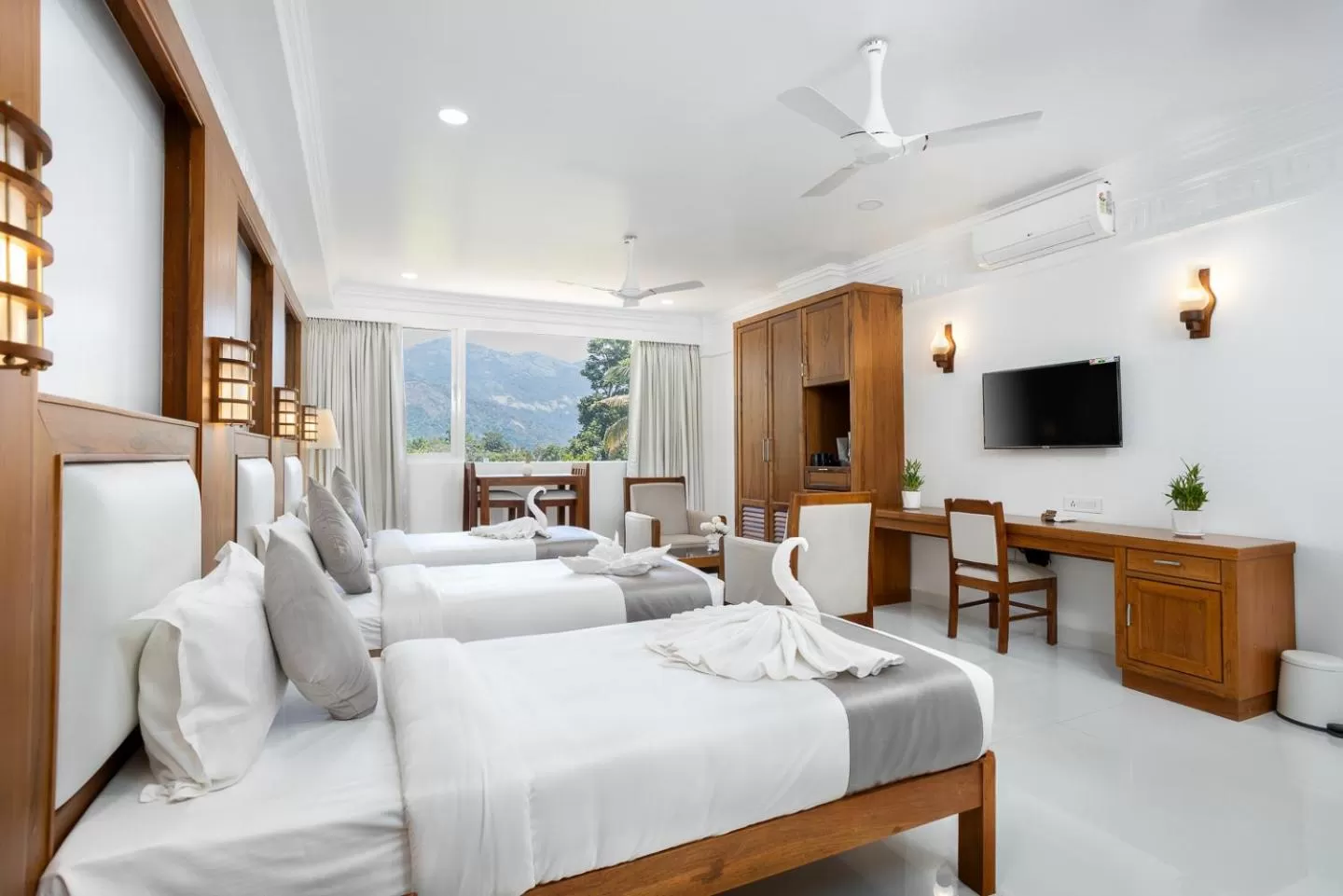 Bed in HOTEL WHITE HOUSE, Munnar