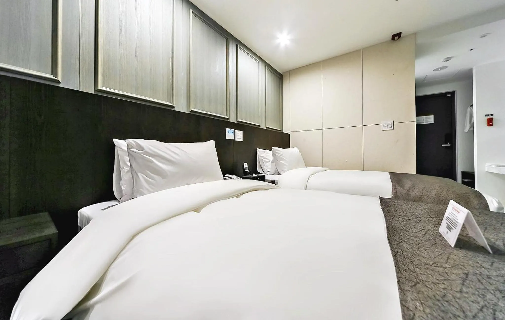 Bed in Hotel Noblestay