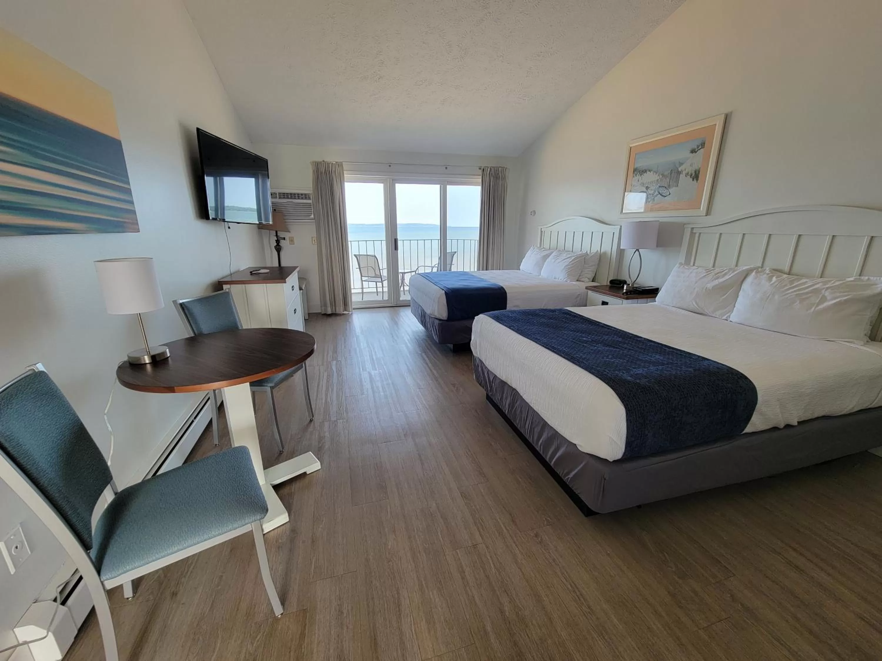 Photo of the whole room, Bed in Pointes North Beachfront Hotel - 2 Person Spa Tub Studios