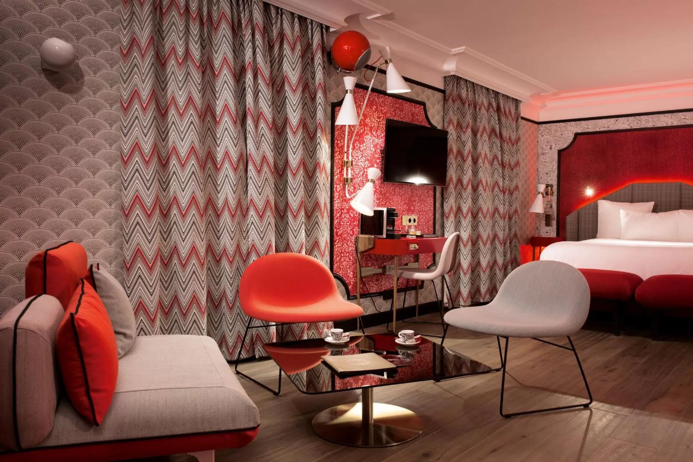 Photo of the whole room, Bed in Idol Hotel