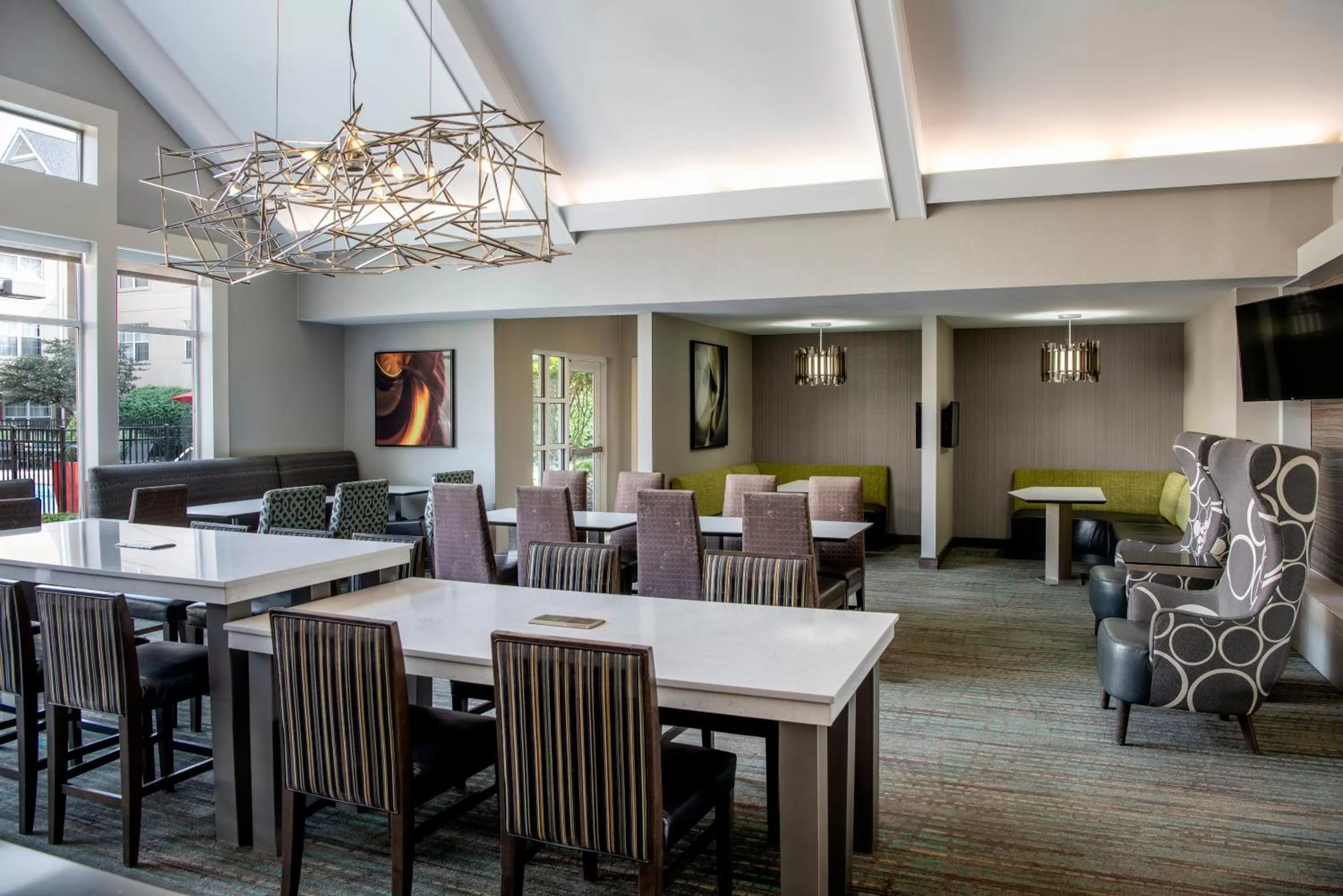 Dining area in Residence Inn Cincinnati Airport