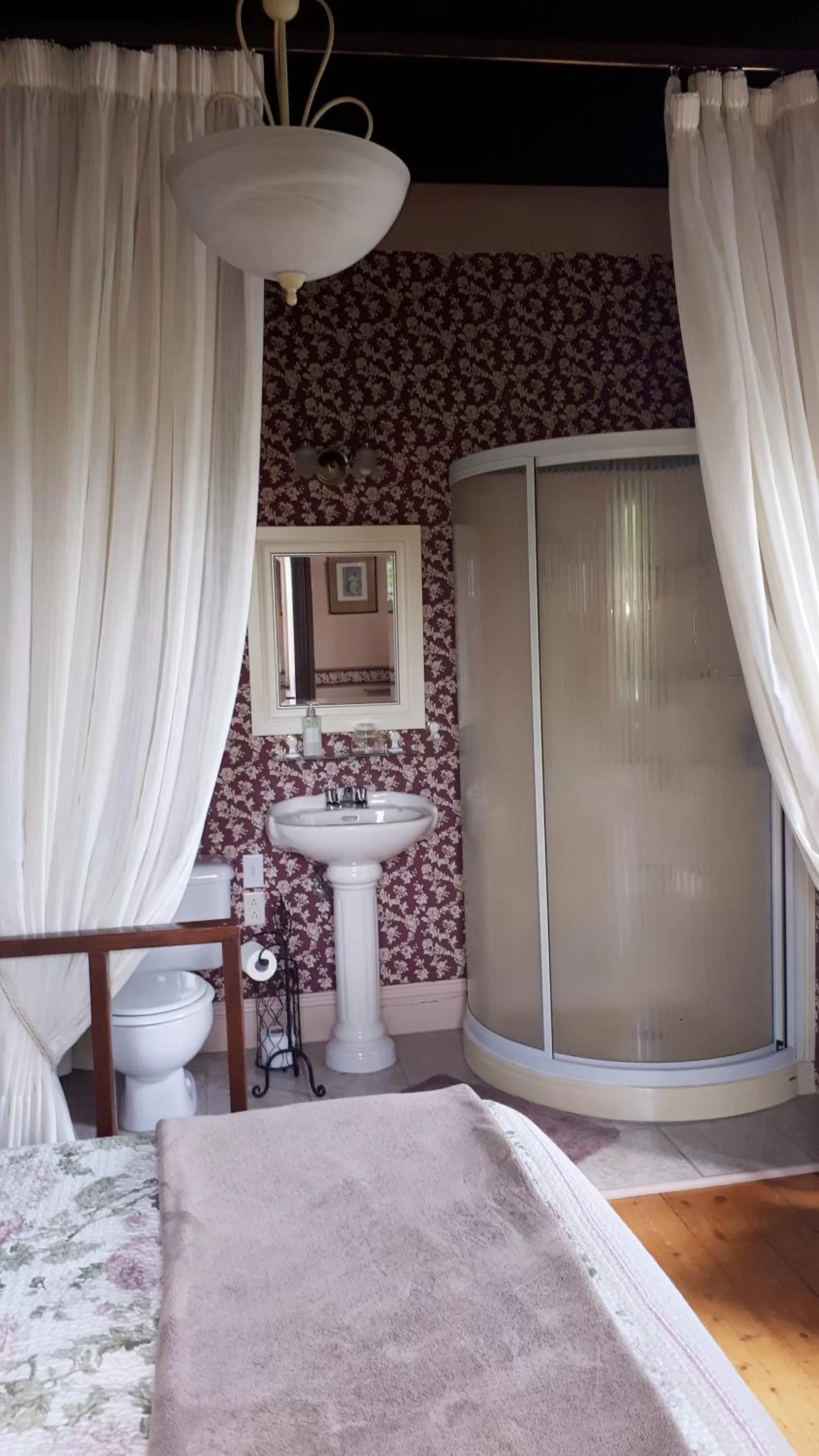 View (from property/room), Bathroom in Auberge le Petit Séjour