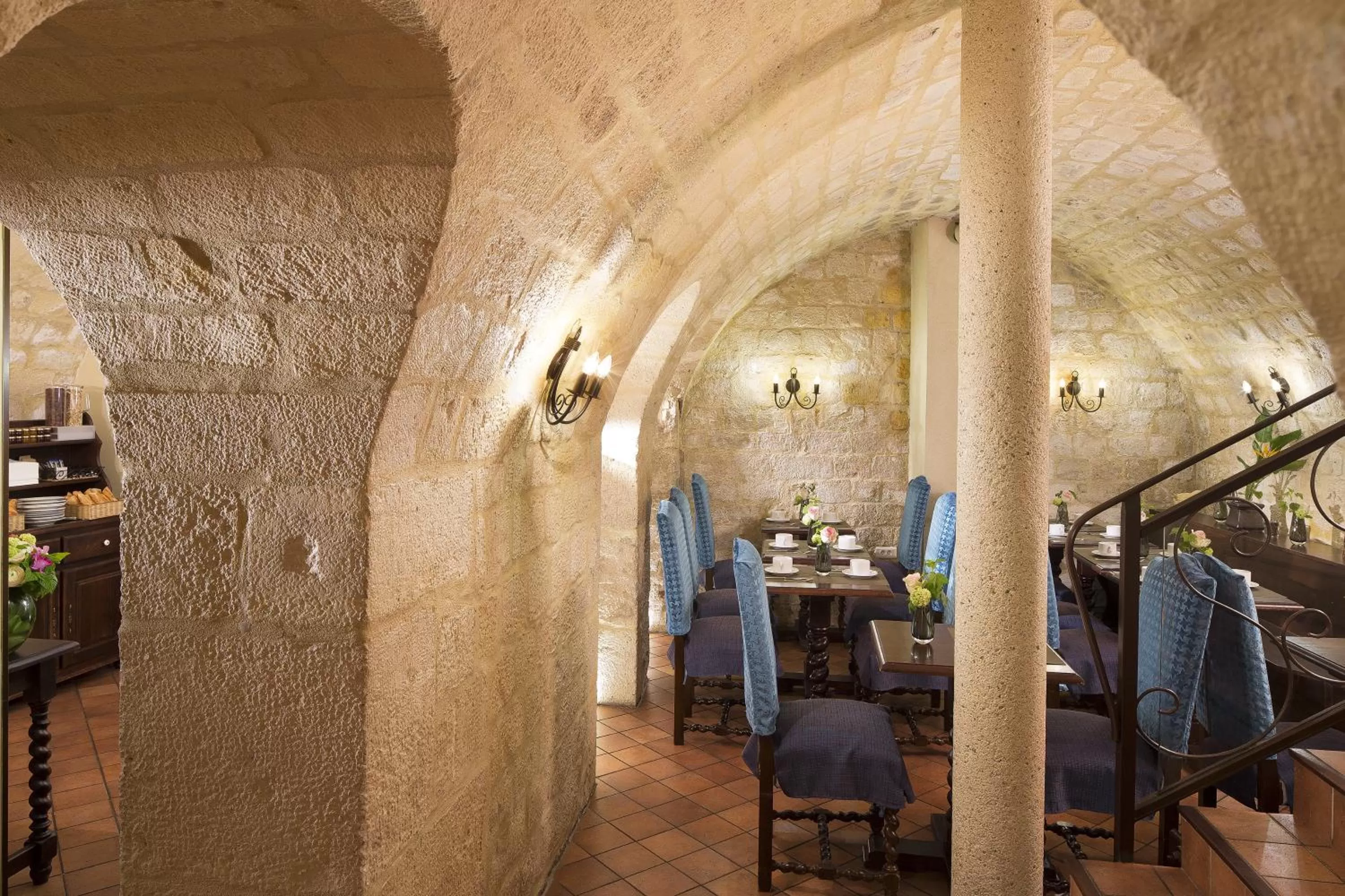 Restaurant/places to eat in Castex Hotel