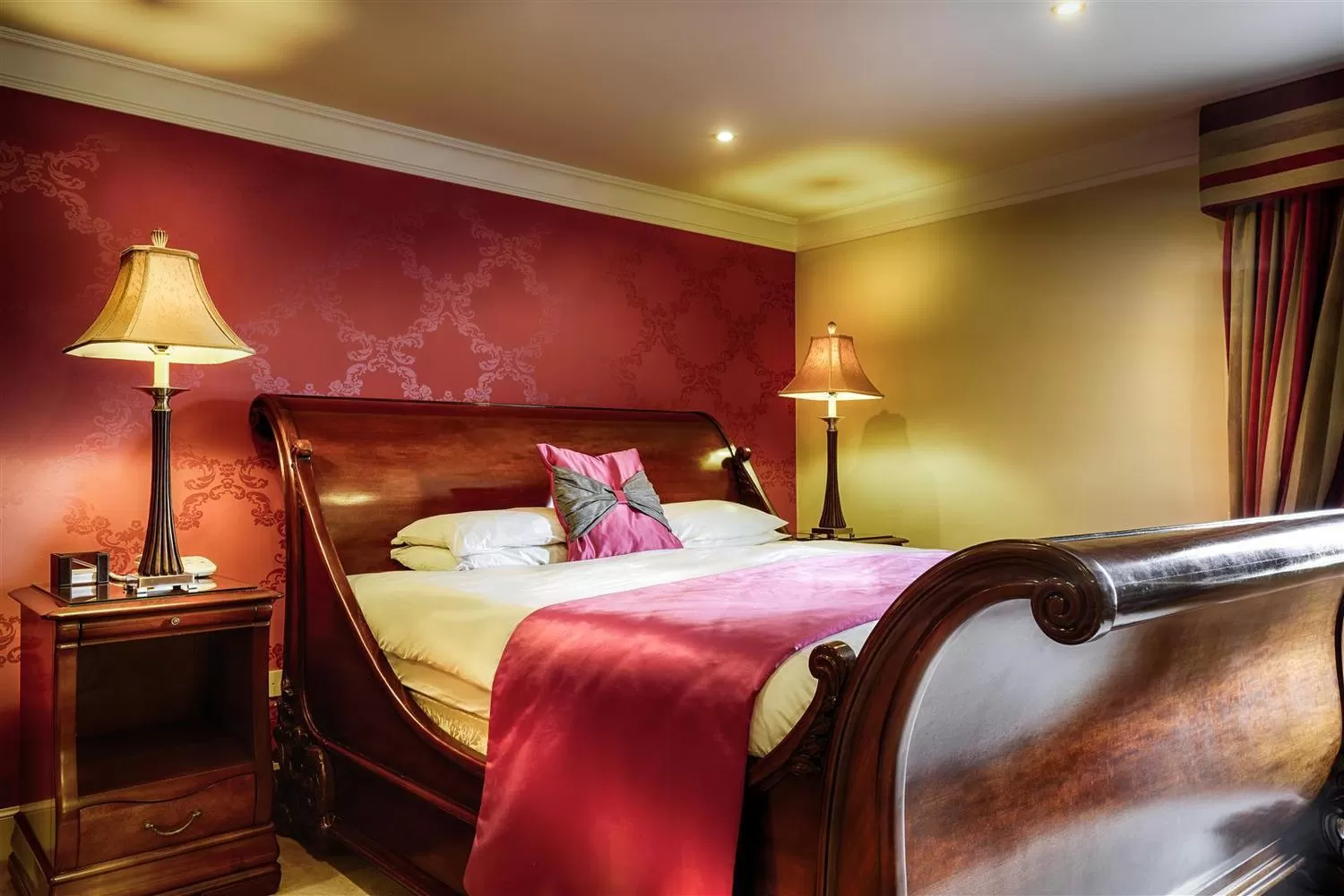 Bed in Mansion House Hotel