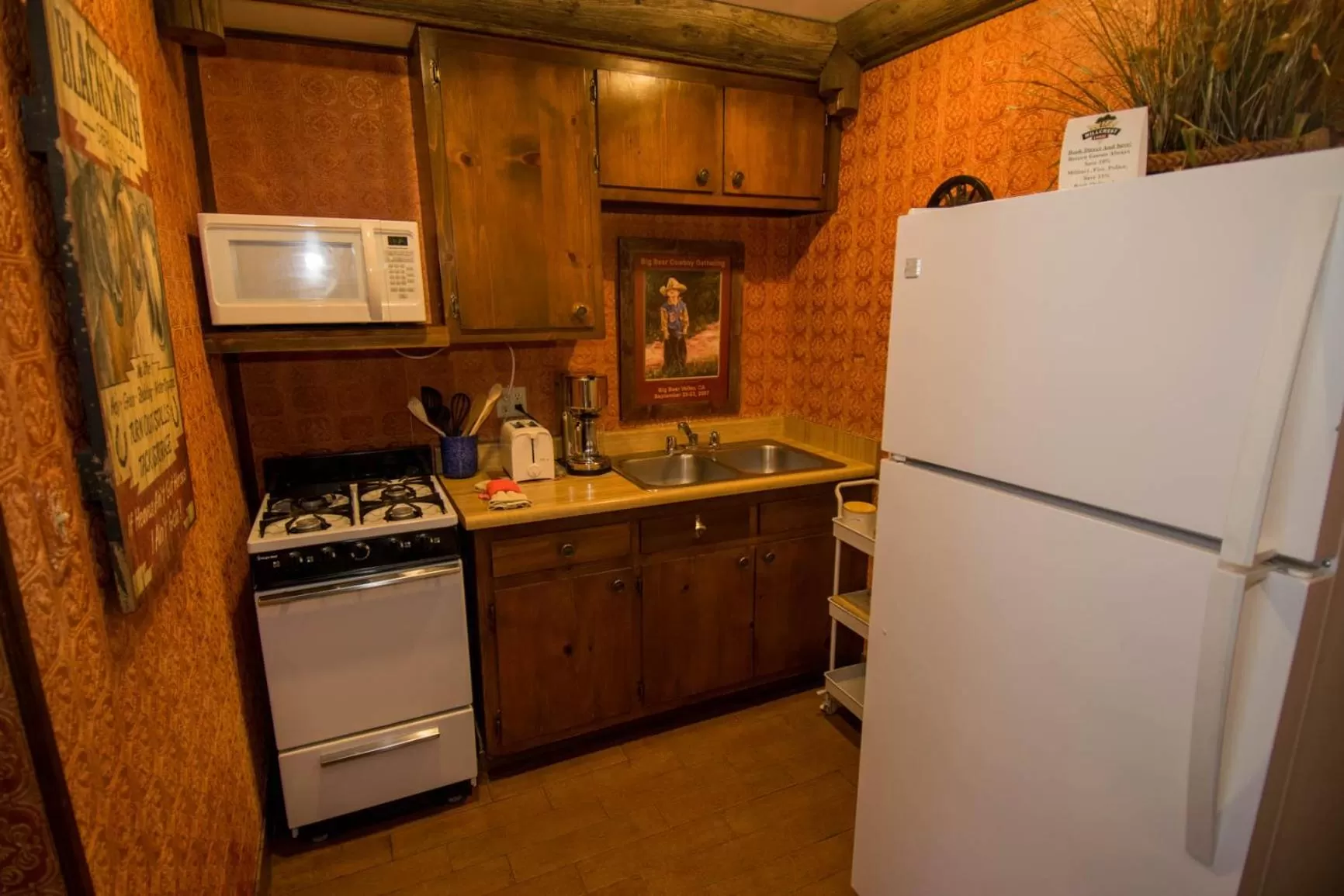 Kitchen or kitchenette, Kitchen/Kitchenette in Hillcrest Suites & Cabins