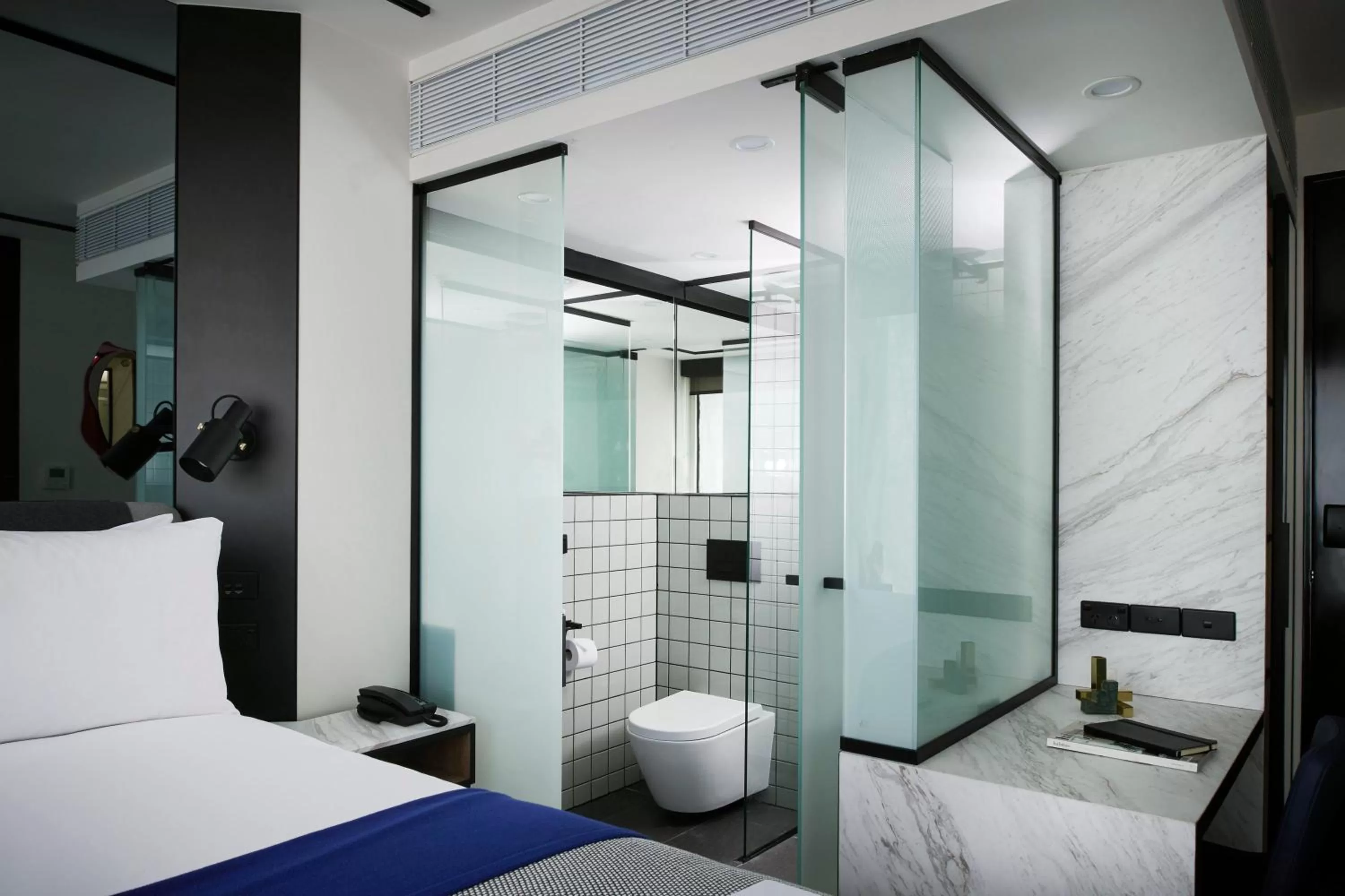 Shower, Bed in Tribe Perth Kings Park