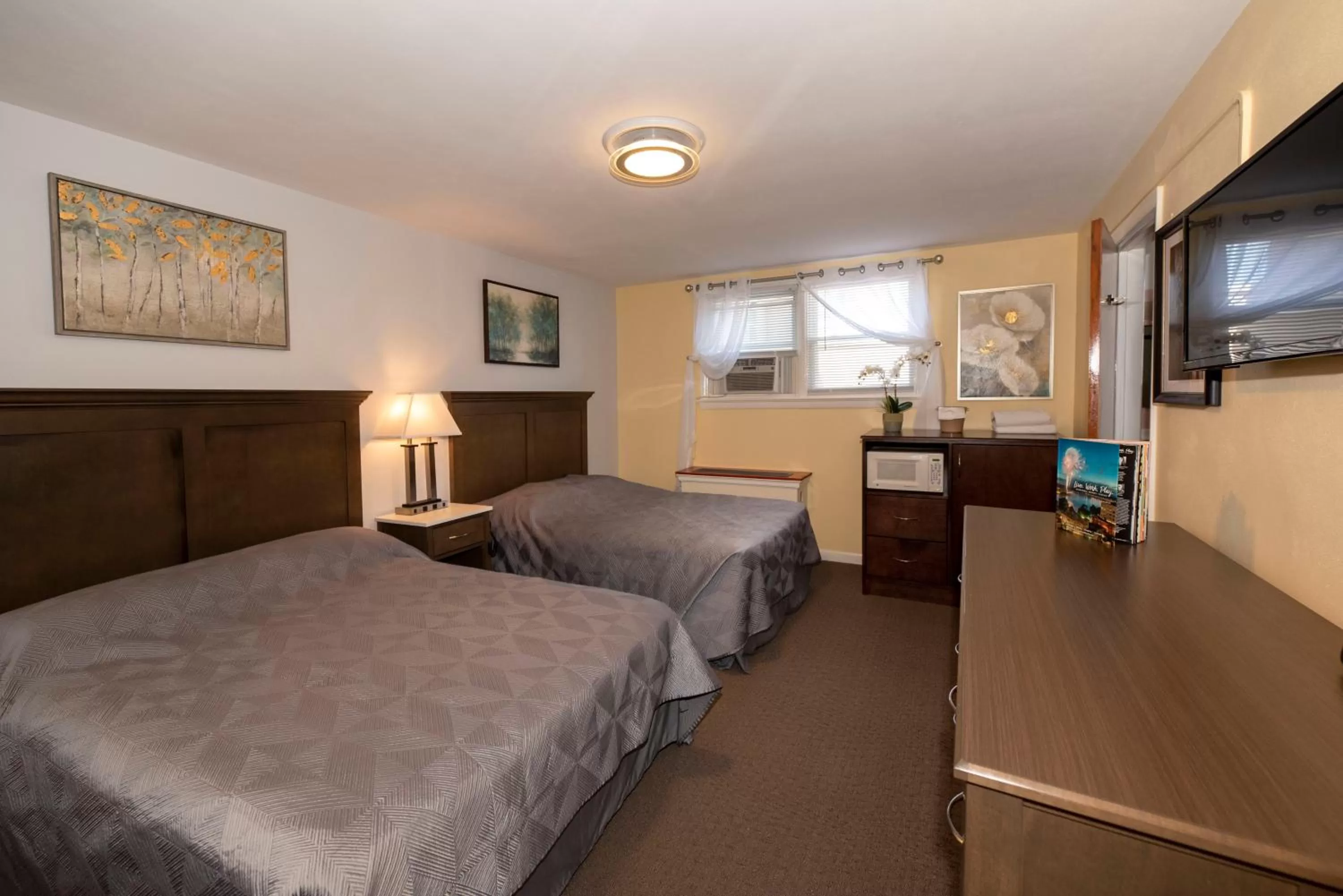 Photo of the whole room, Bed in Simmons Motel and Suites