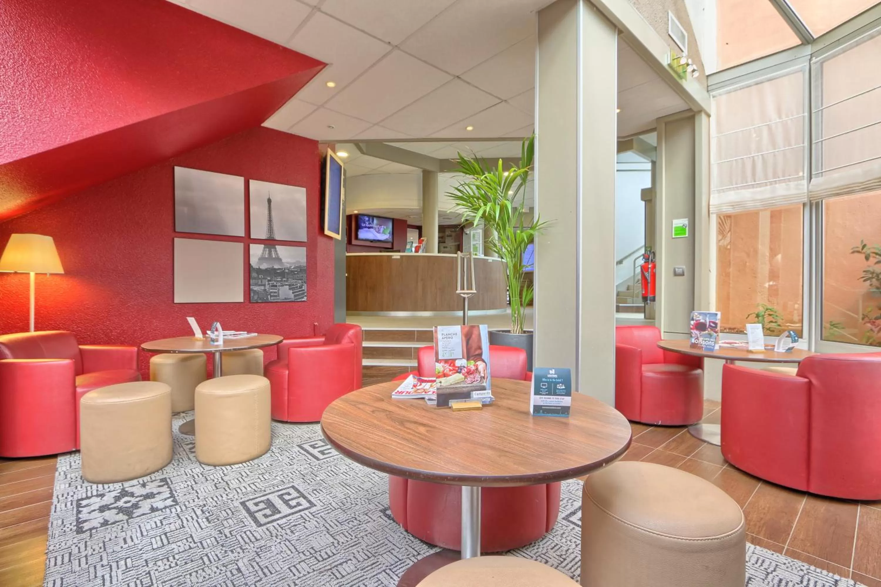 Lobby or reception in Campanile Paris Ouest - Nanterre - La Défense