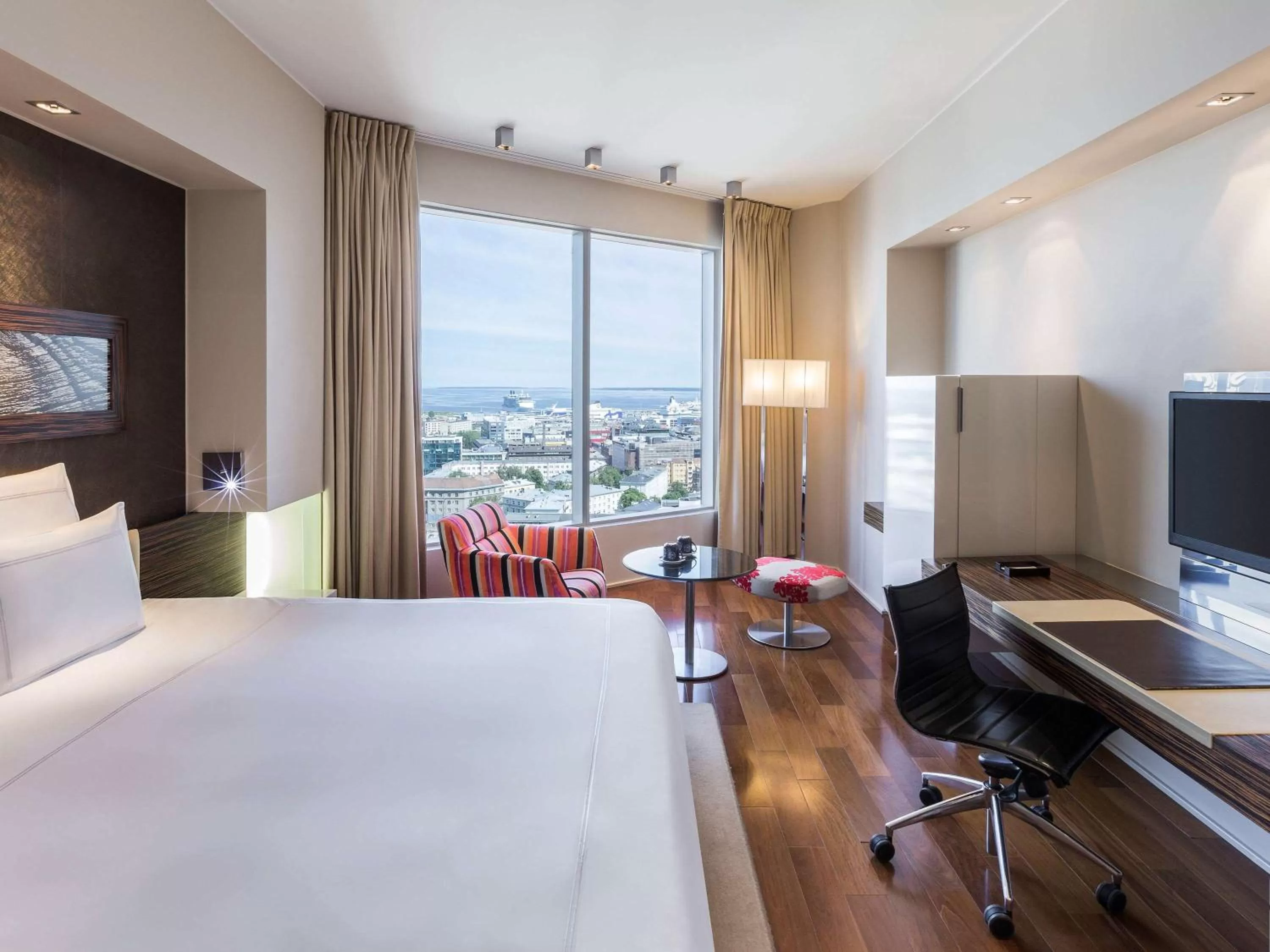 Photo of the whole room, Bed in Swissotel Tallinn