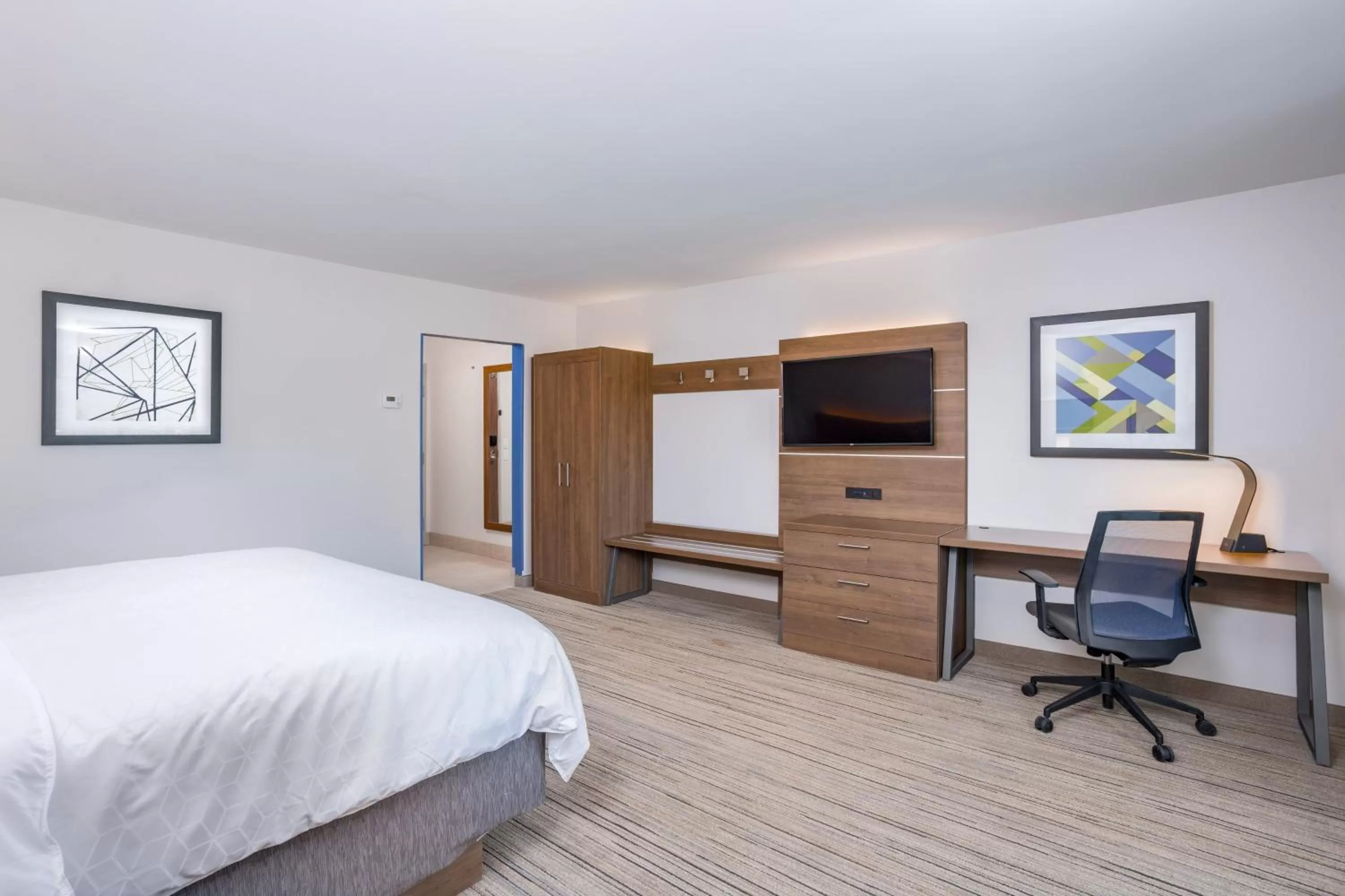 Photo of the whole room, Bed in Holiday Inn Express & Suites - Elkhart North by IHG