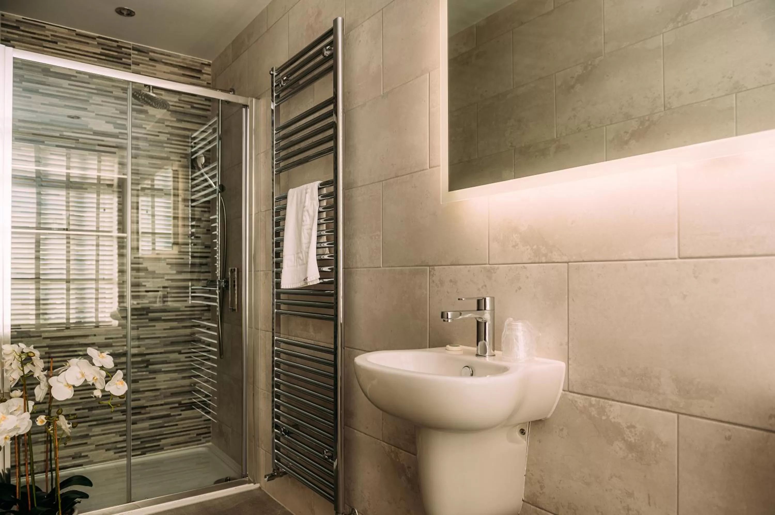 Bathroom in The Queens Hotel