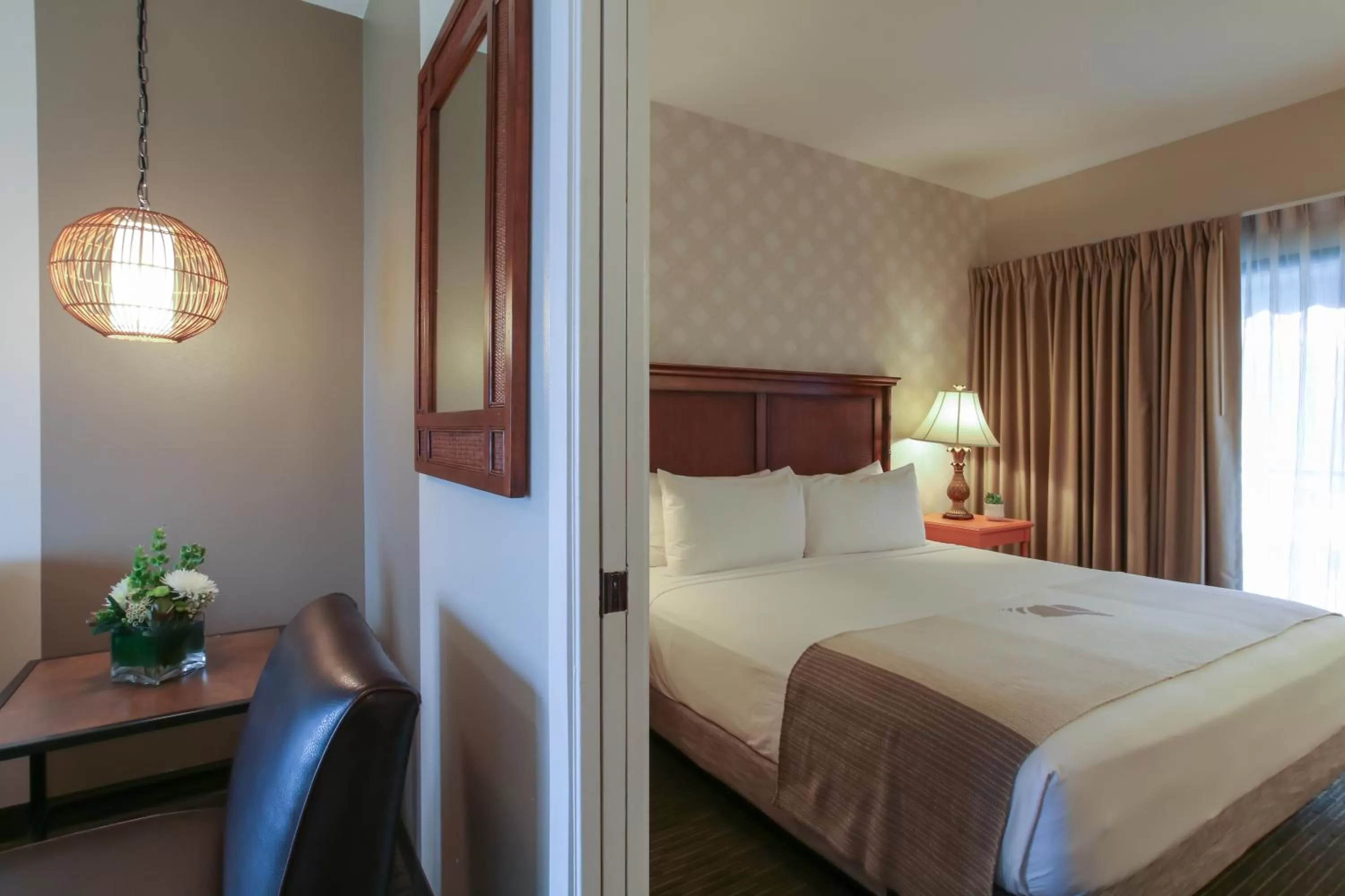 Bed in Oxford Suites Pismo Beach