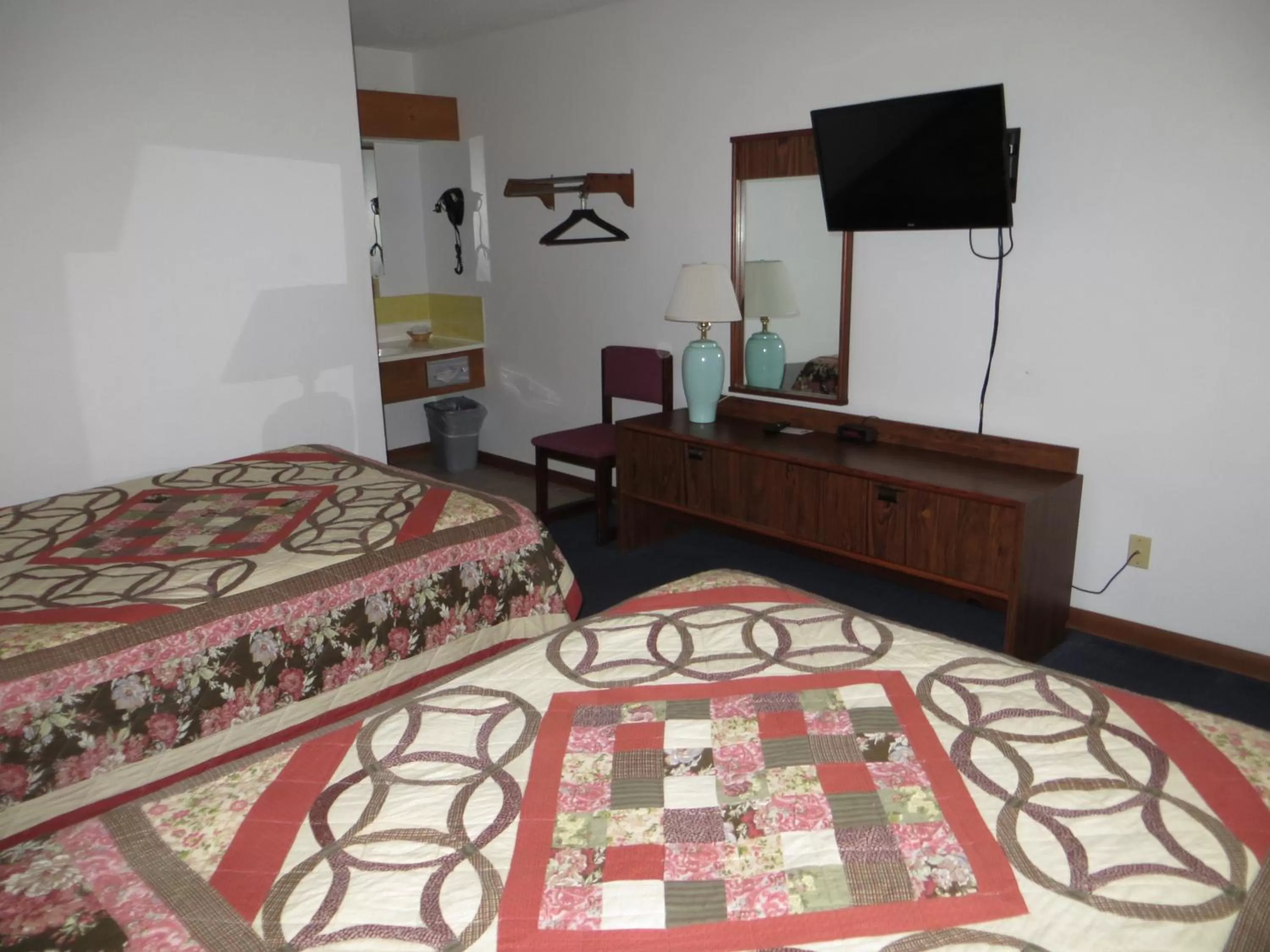 Photo of the whole room, Bed in Green Valley Motor Lodge