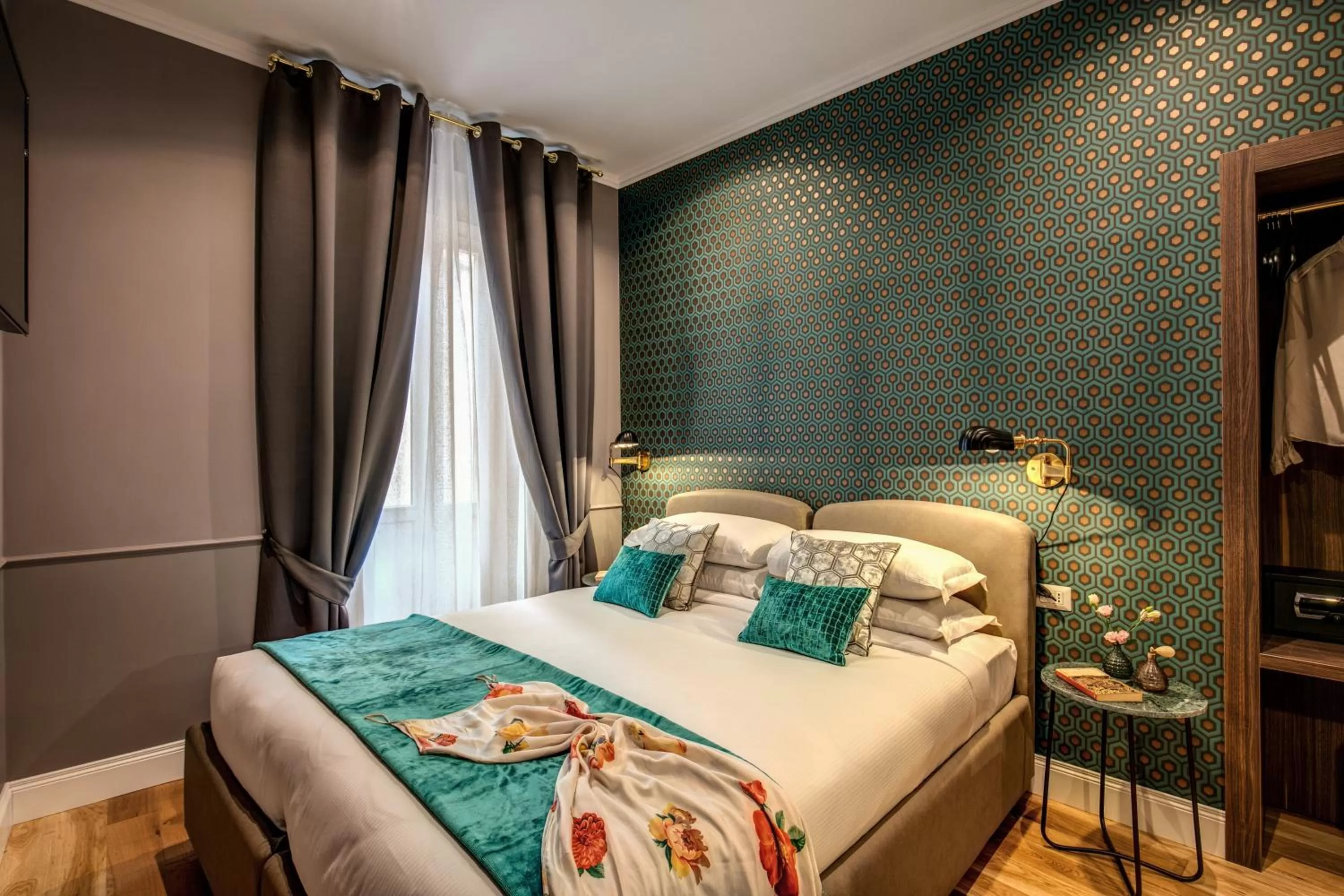 Bed in Tree Charme Parliament Boutique Hotel