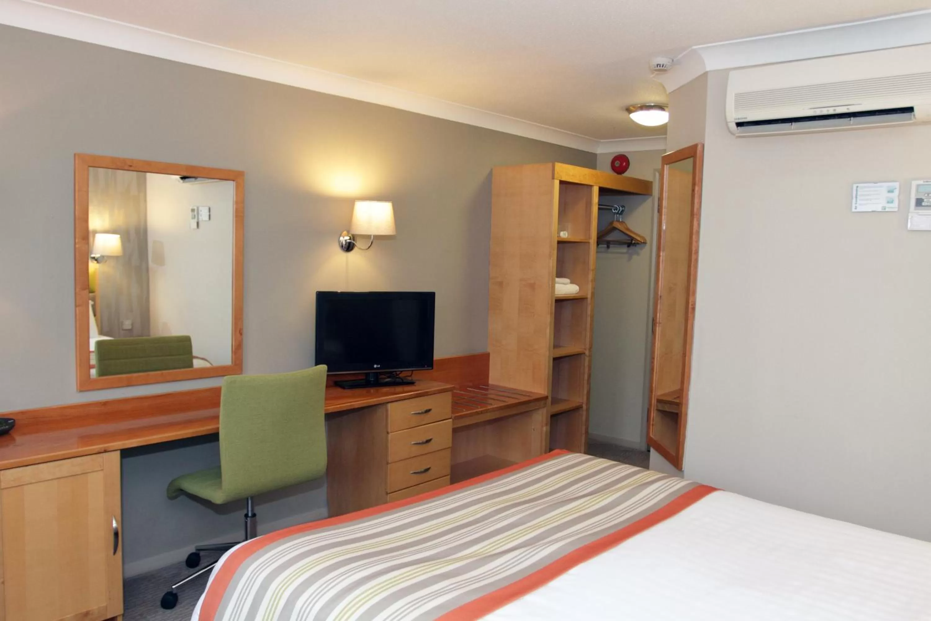 Double Room with Two Double Beds - Non-Smoking in Holiday Inn A55 Chester West, an IHG Hotel