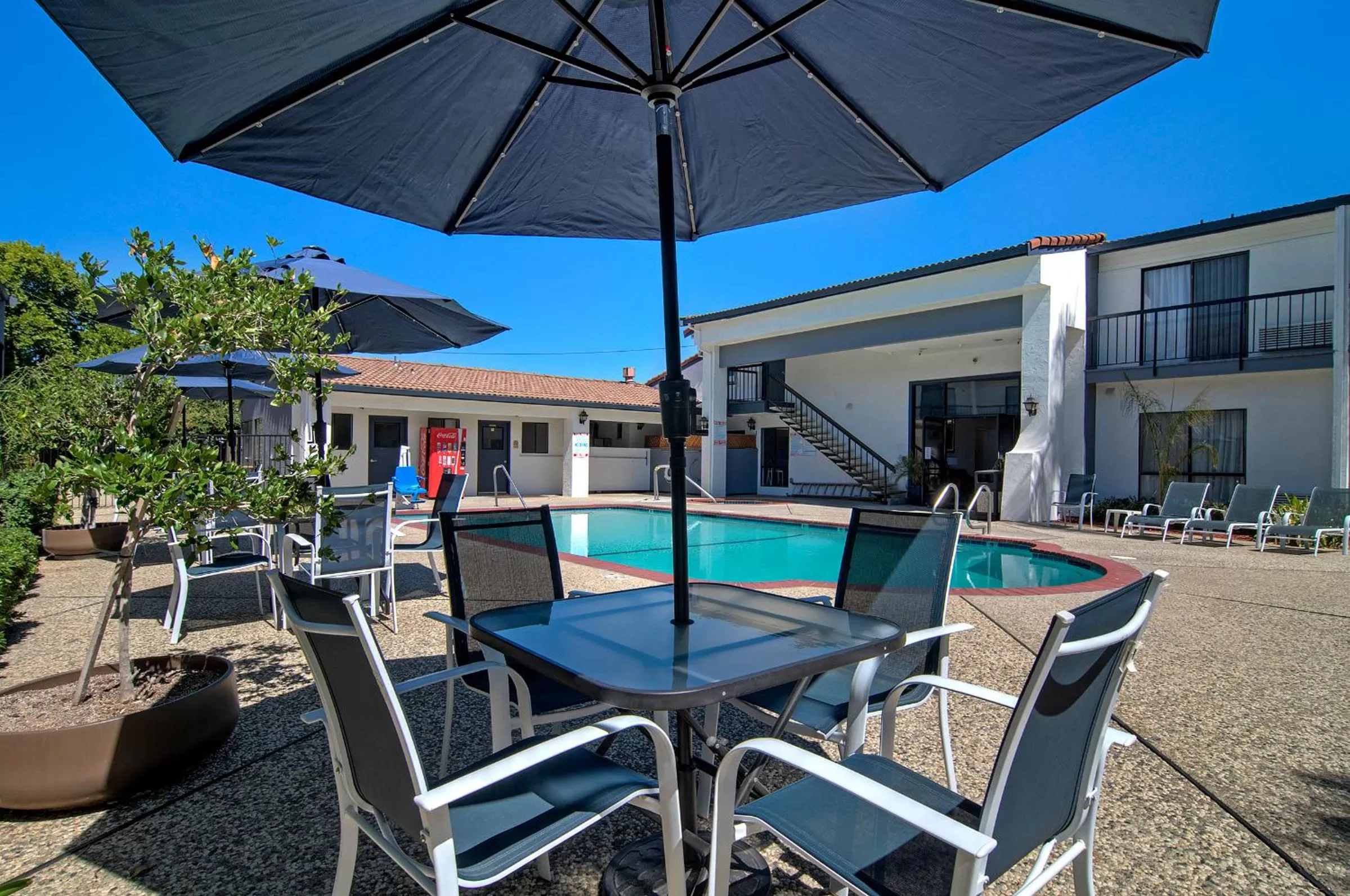 Swimming pool in Quality Inn & Suites South San Jose - Morgan Hill