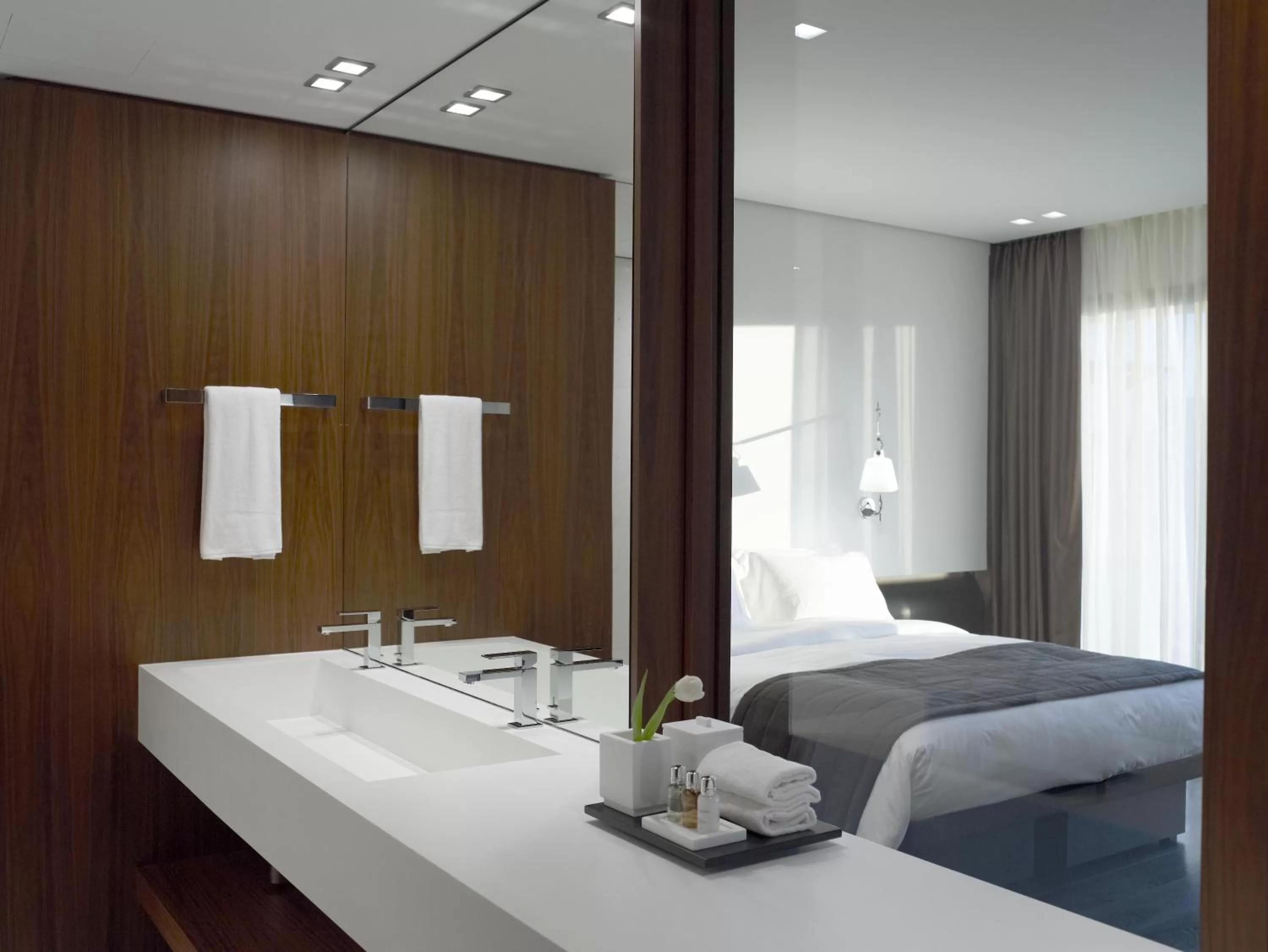 Bathroom, Bed in The Met Hotel Thessaloniki, a Member of Design Hotels