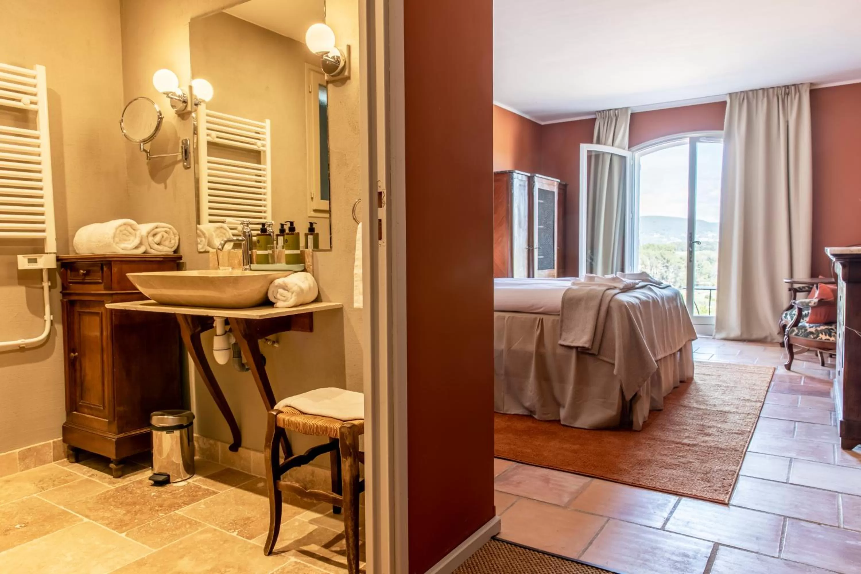 Bathroom, Bed in Domaine Rabiega - Vineyard and Boutique hotel