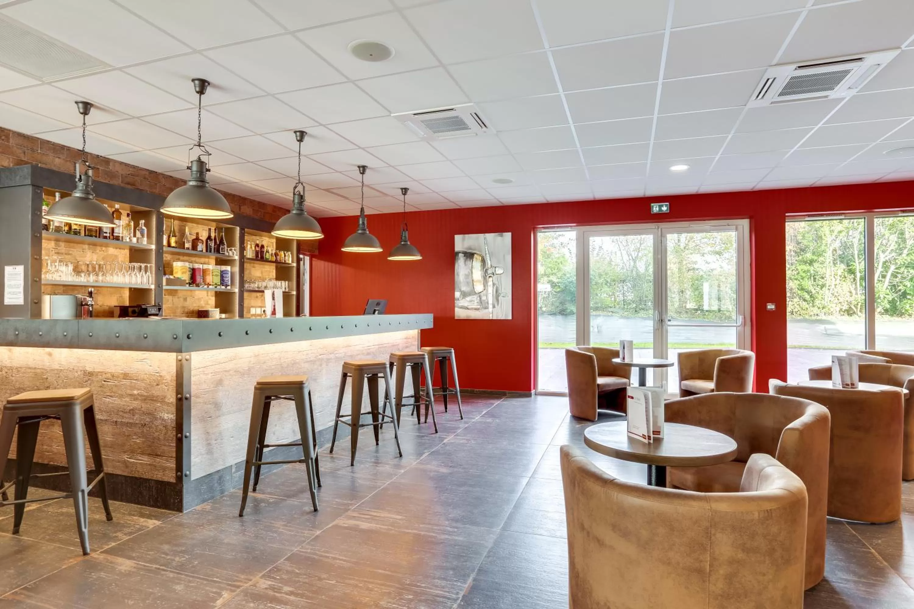 Lounge or bar in The Originals City, Hôtel Caen Mémorial