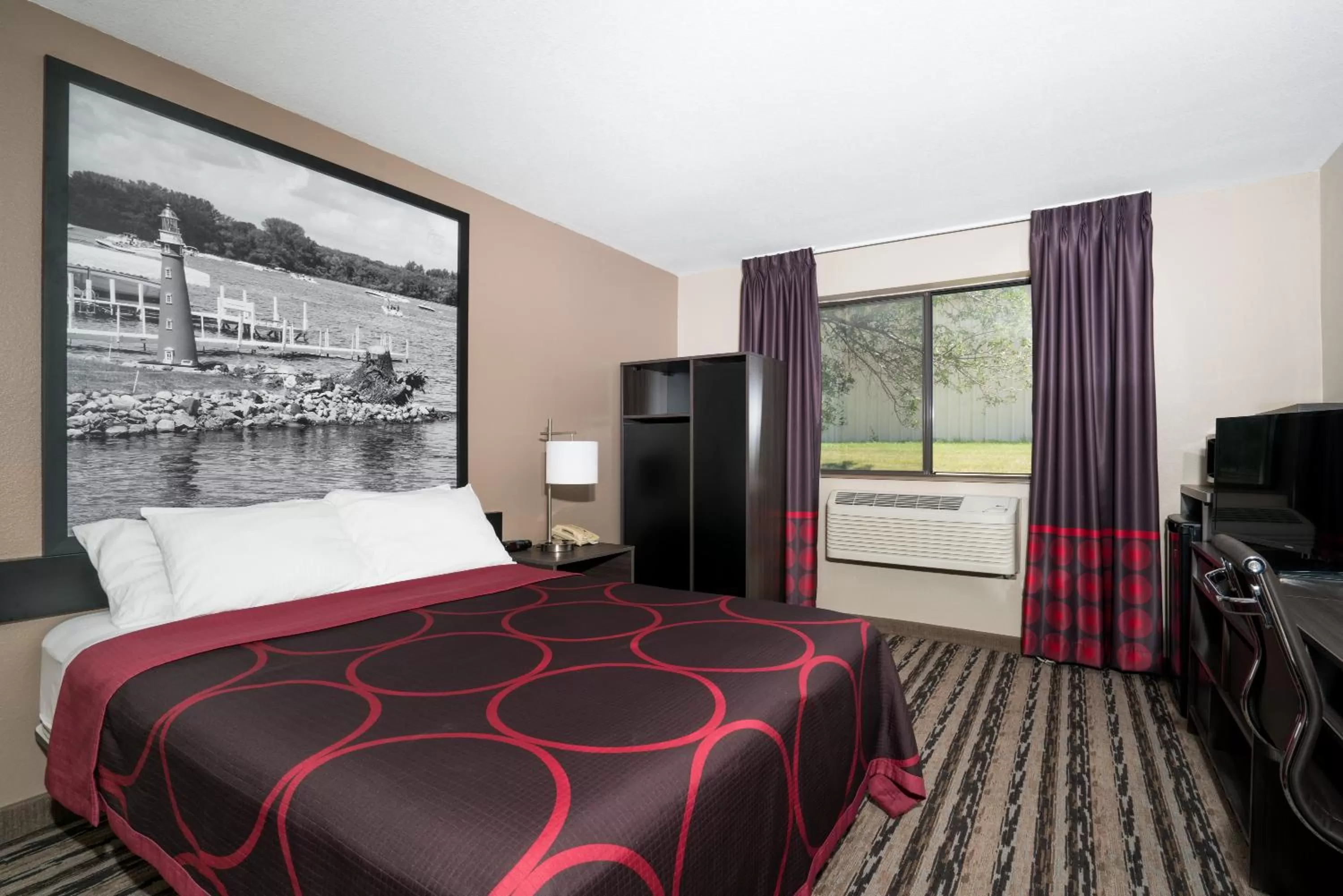 Queen Room - Disability Access/Non-Smoking in Super 8 by Wyndham Spirit Lake/Okoboji