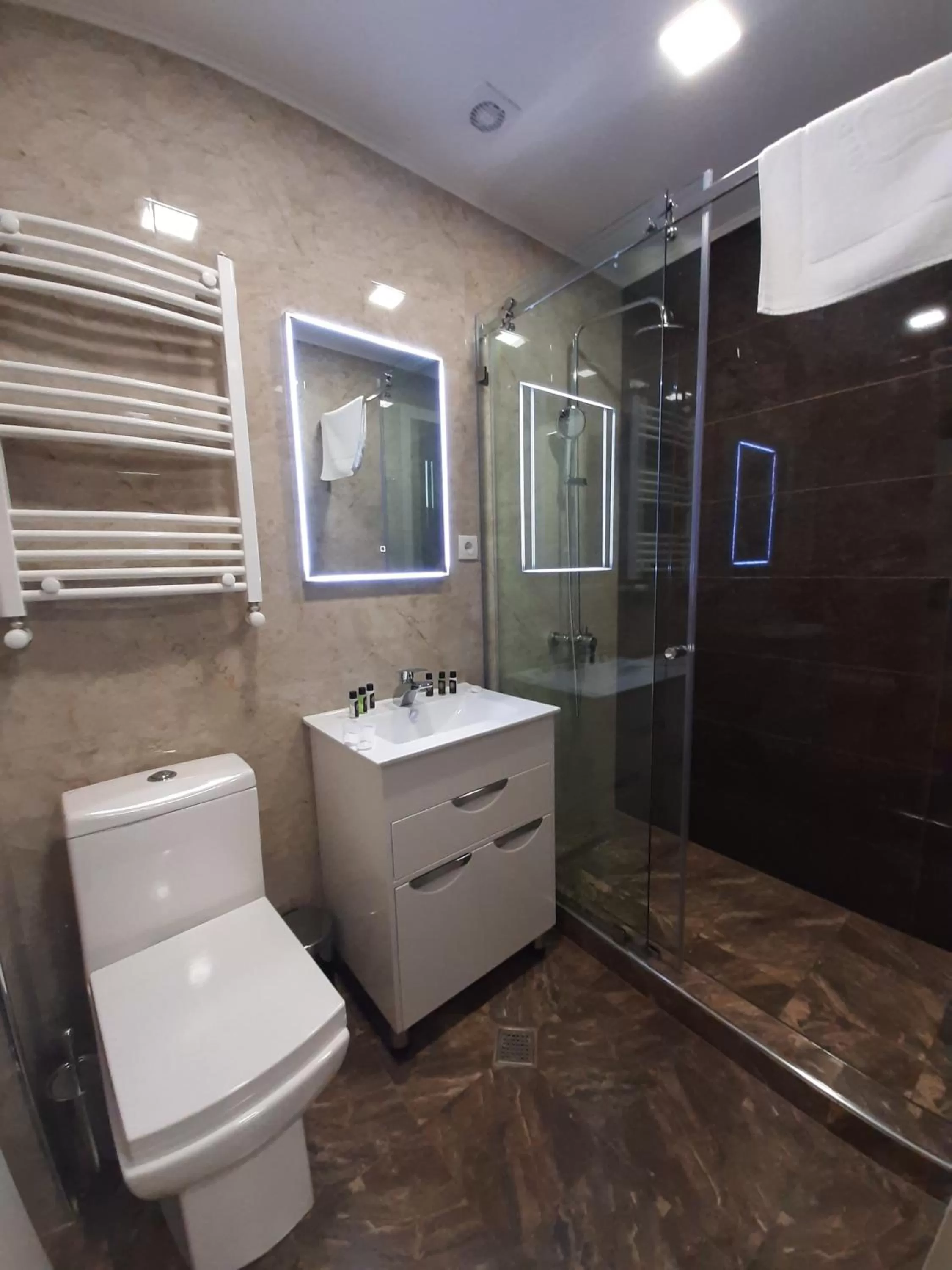 Shower in BG Palace Hotel