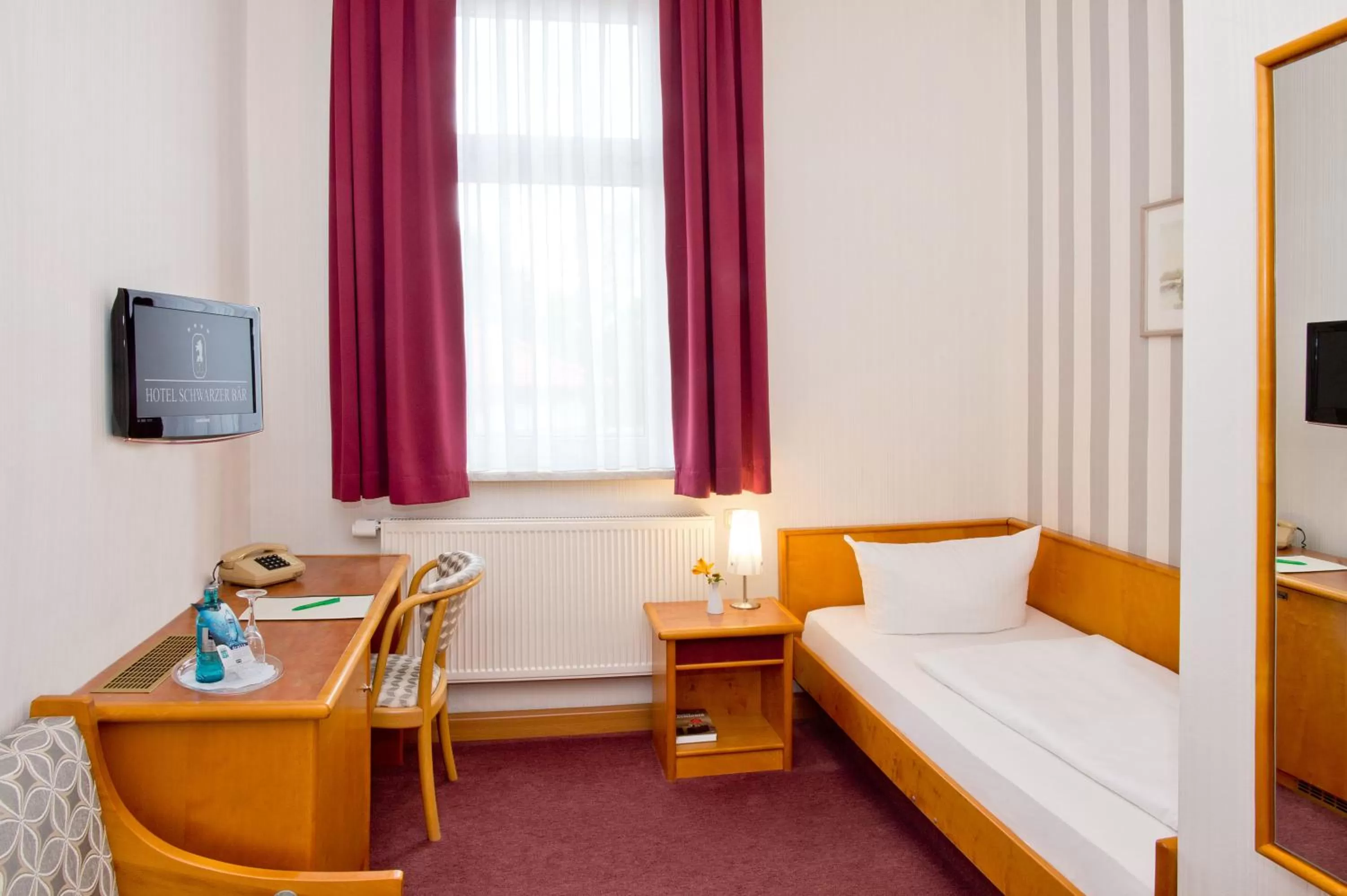 Photo of the whole room, Bed in Schwarzer Bär Jena