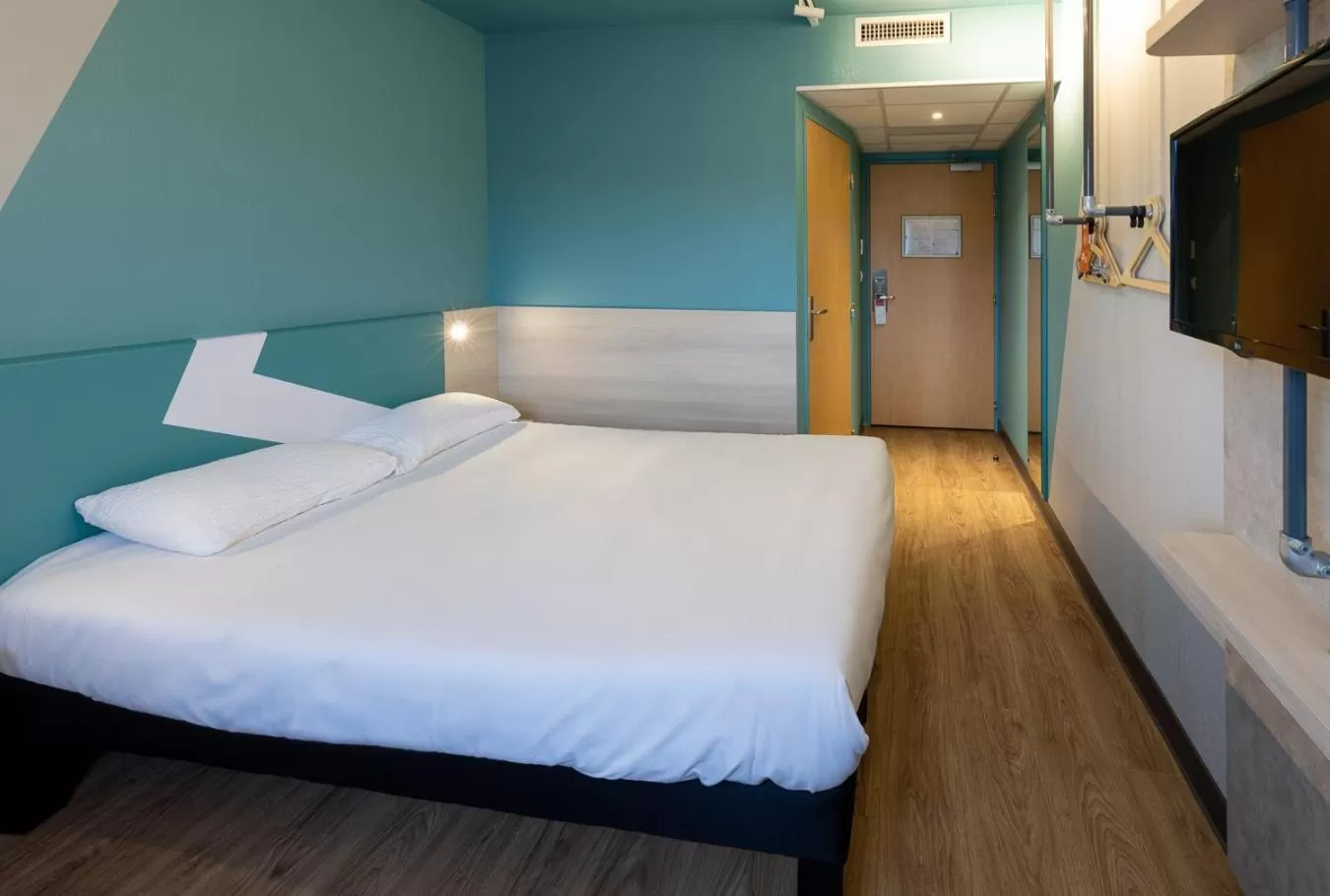Bedroom, Bed in ibis Budget Millau Viaduc