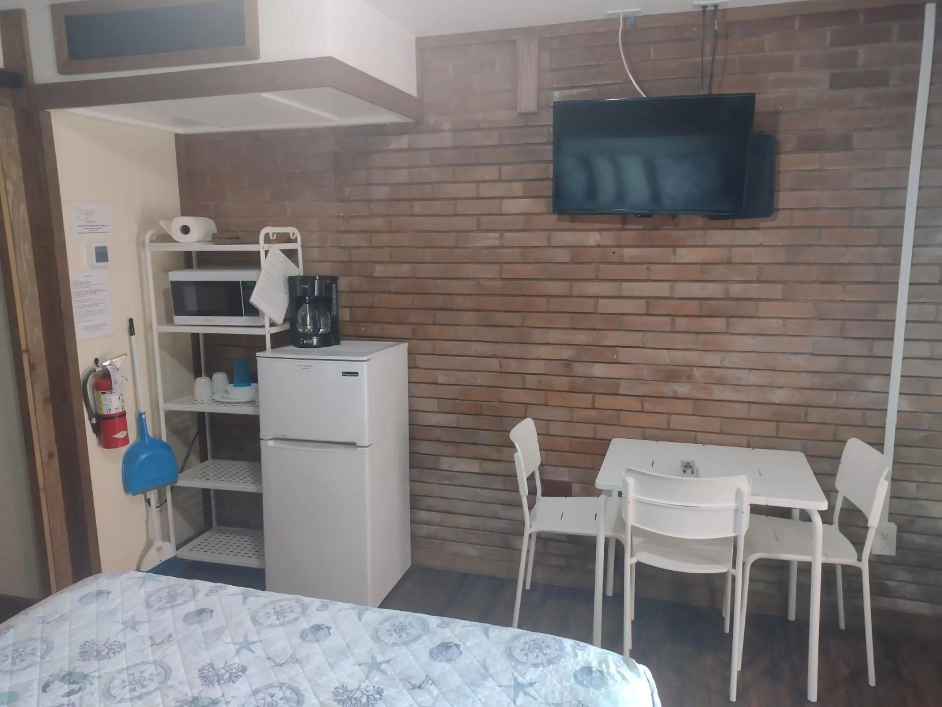 TV and multimedia, TV/Entertainment Center in Belles Sea Inn